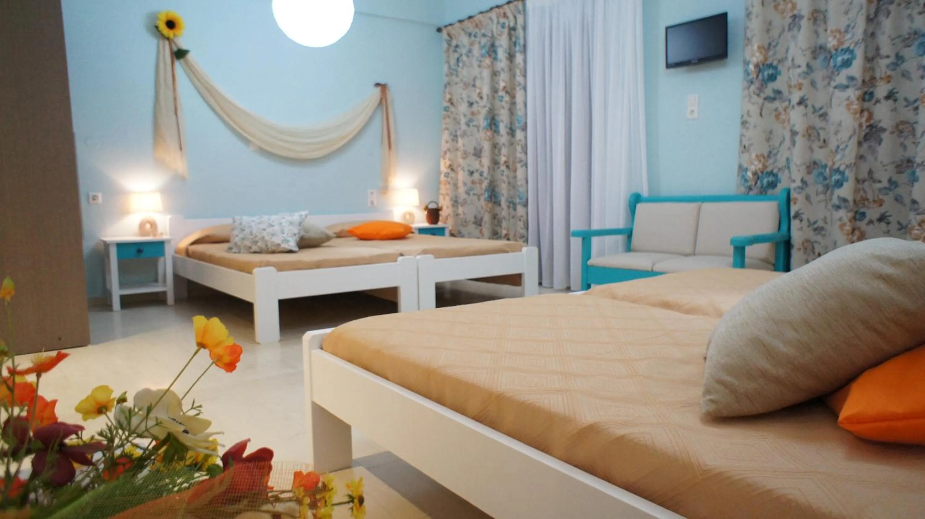 Photo of the whole room, Bed in Idi