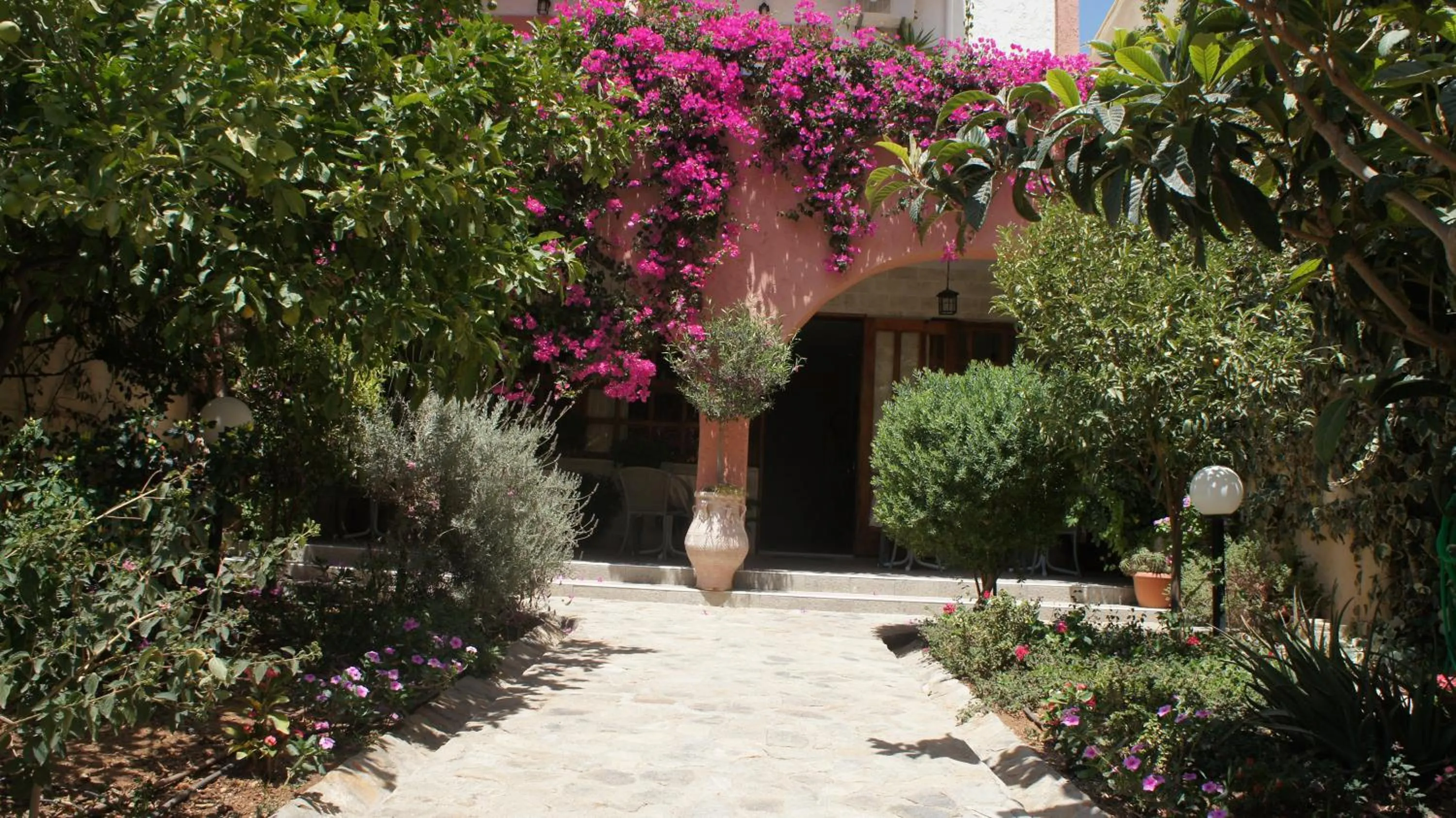 Facade/entrance in Idi