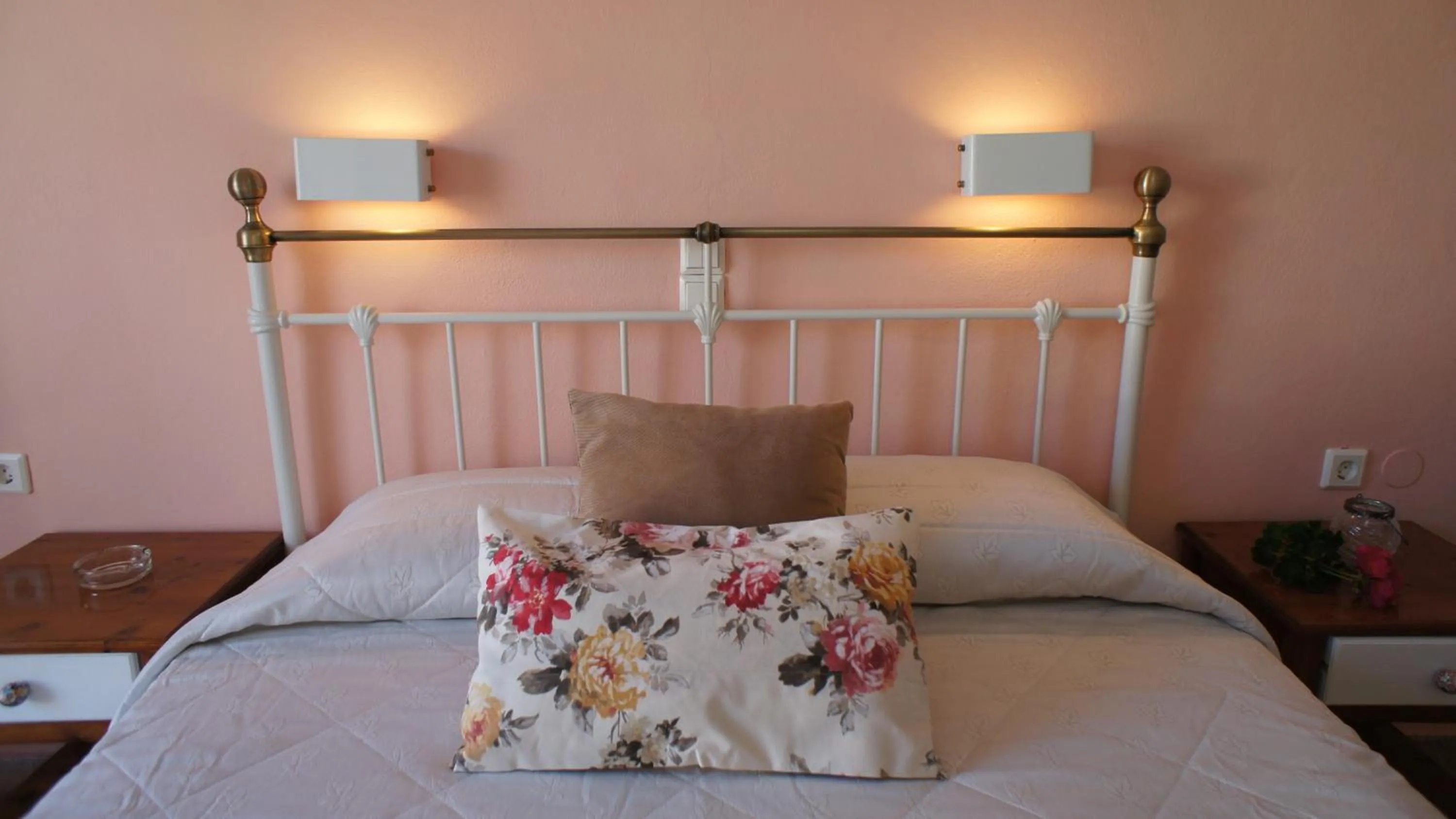 Decorative detail, Bed in Idi