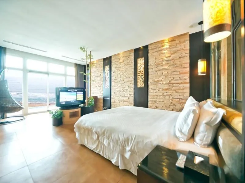 Bed in White House Hot Spring Beach Resort