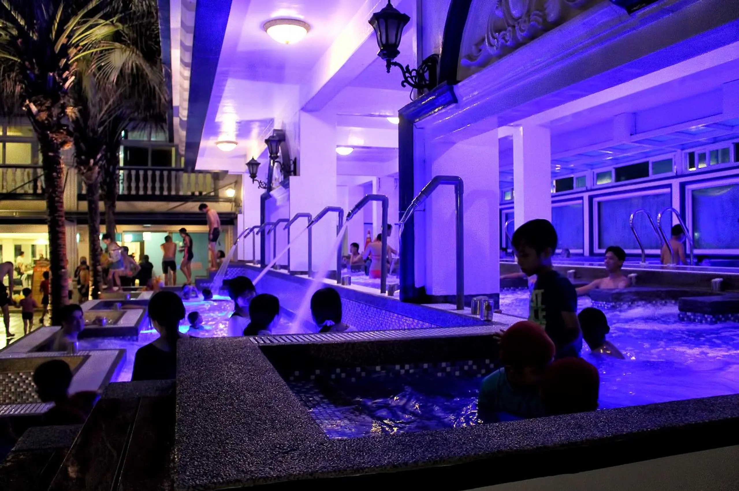 Swimming pool in White House Hot Spring Beach Resort