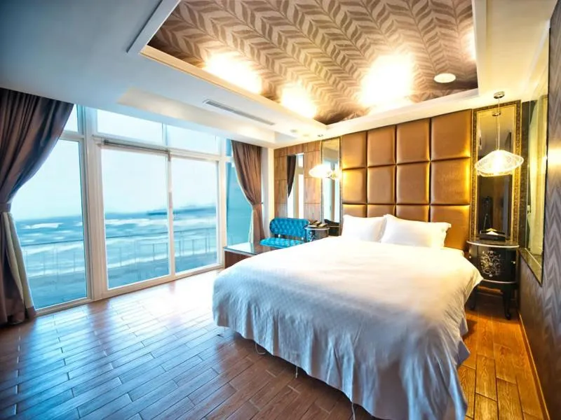 Bed in White House Hot Spring Beach Resort