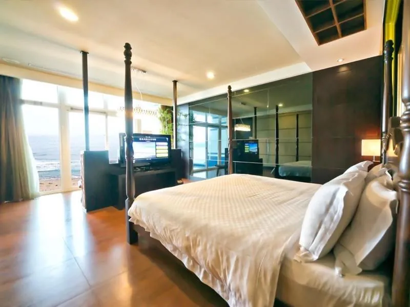 Bed in White House Hot Spring Beach Resort