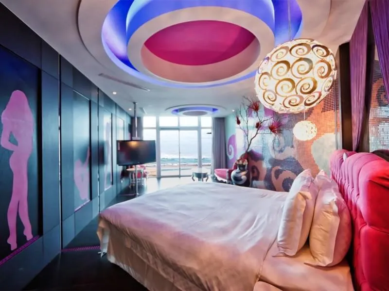 Bed in White House Hot Spring Beach Resort