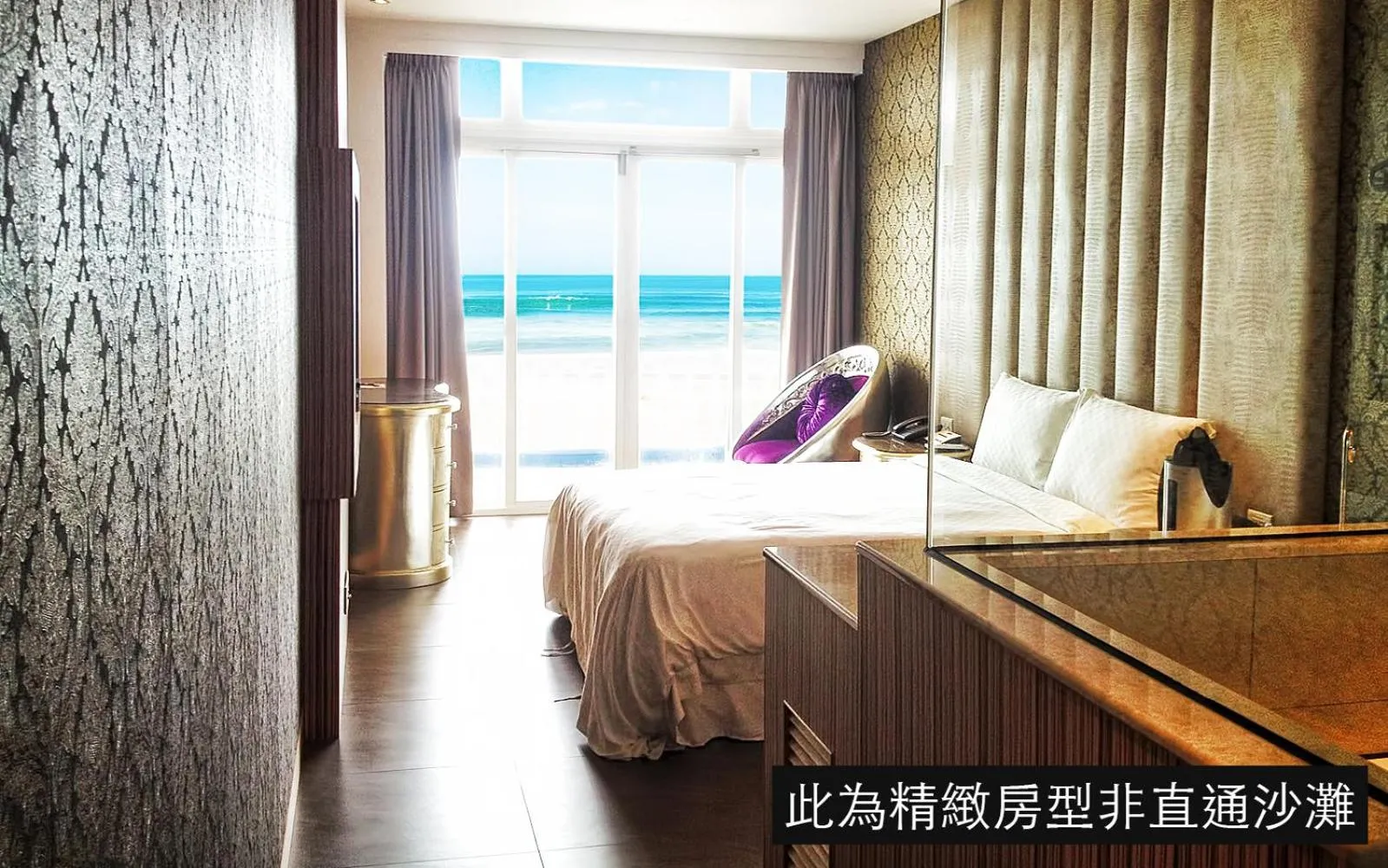 Bed in White House Hot Spring Beach Resort