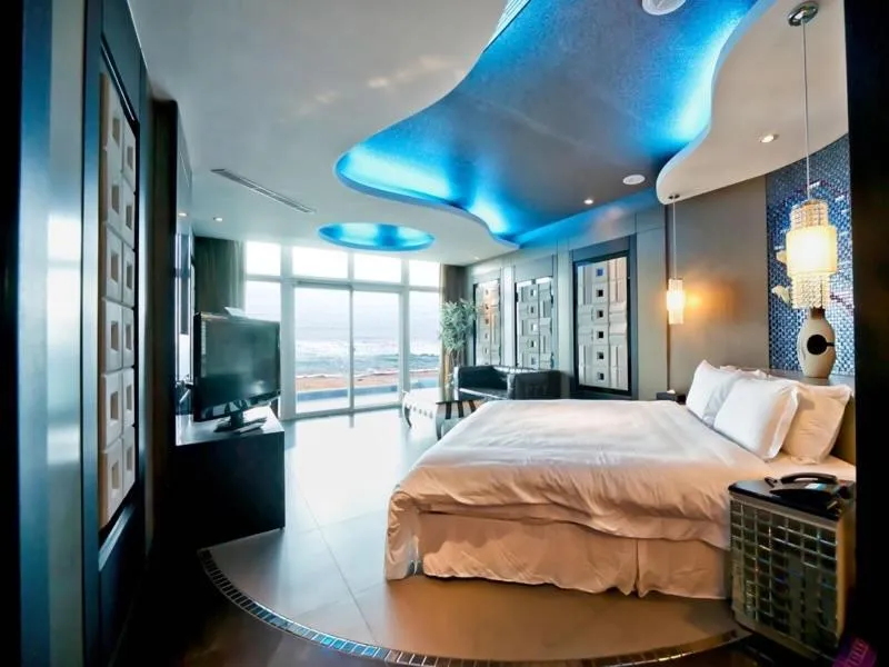 Bed in White House Hot Spring Beach Resort