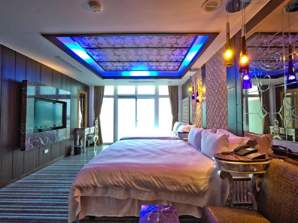 Bed in White House Hot Spring Beach Resort