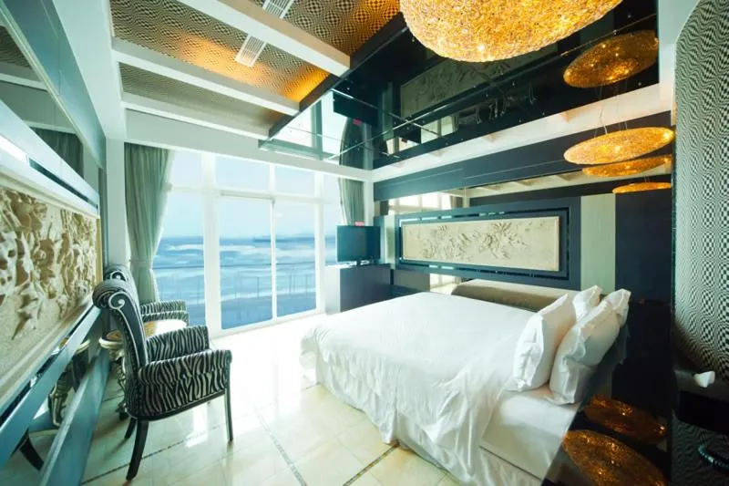 Bed in White House Hot Spring Beach Resort