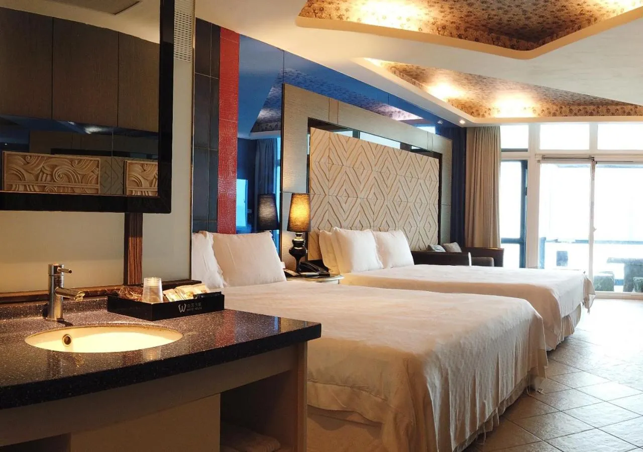 Bed in White House Hot Spring Beach Resort