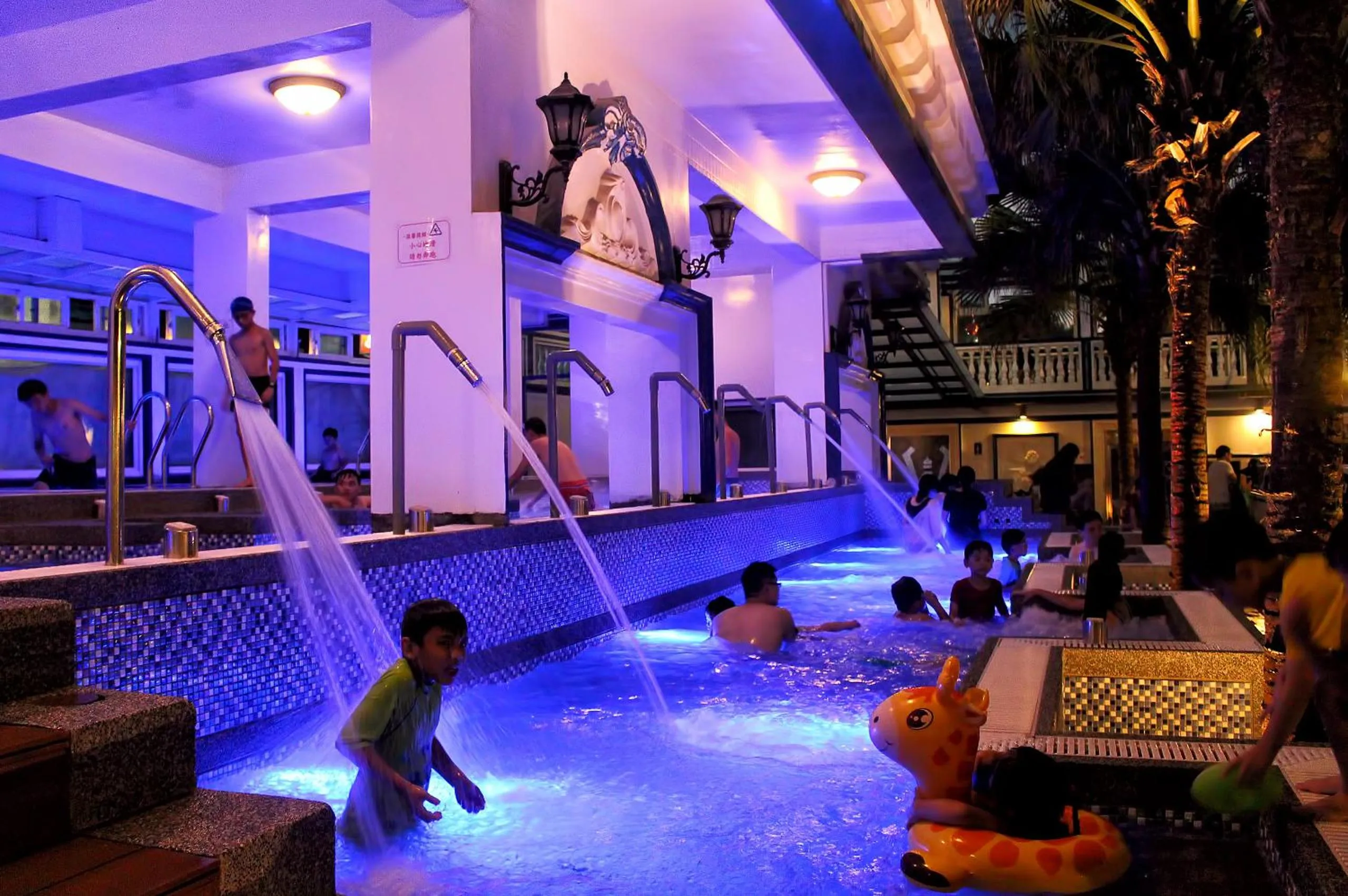 Swimming pool in White House Hot Spring Beach Resort