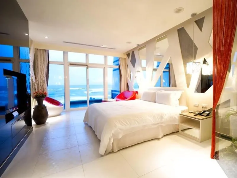 Bed in White House Hot Spring Beach Resort