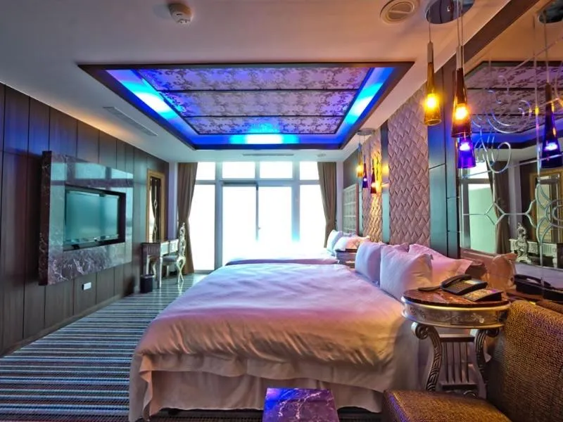 Bed in White House Hot Spring Beach Resort