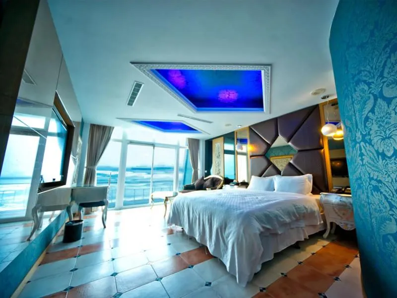 Bed in White House Hot Spring Beach Resort