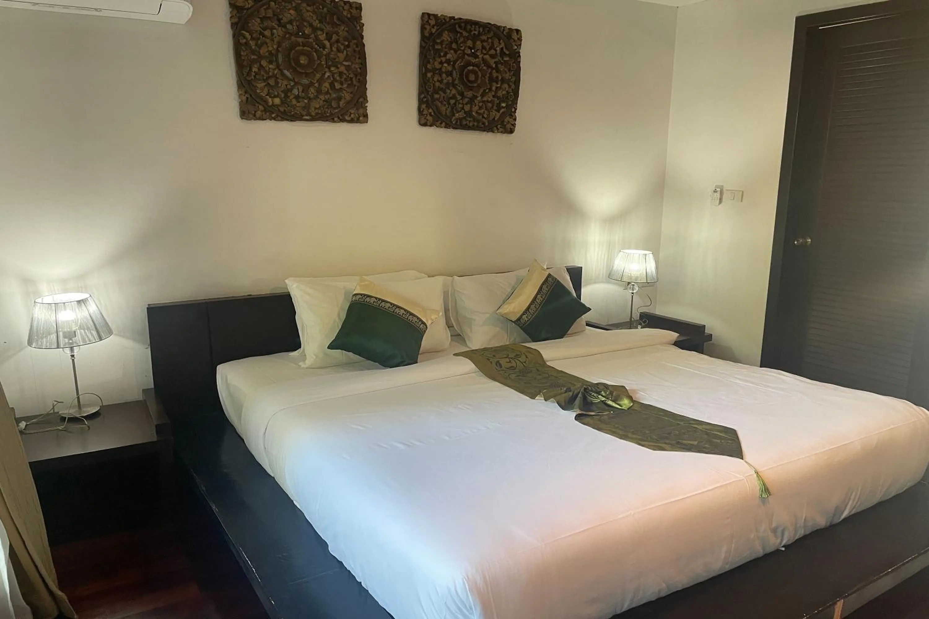 Photo of the whole room, Bed in Kamala Villa Hill