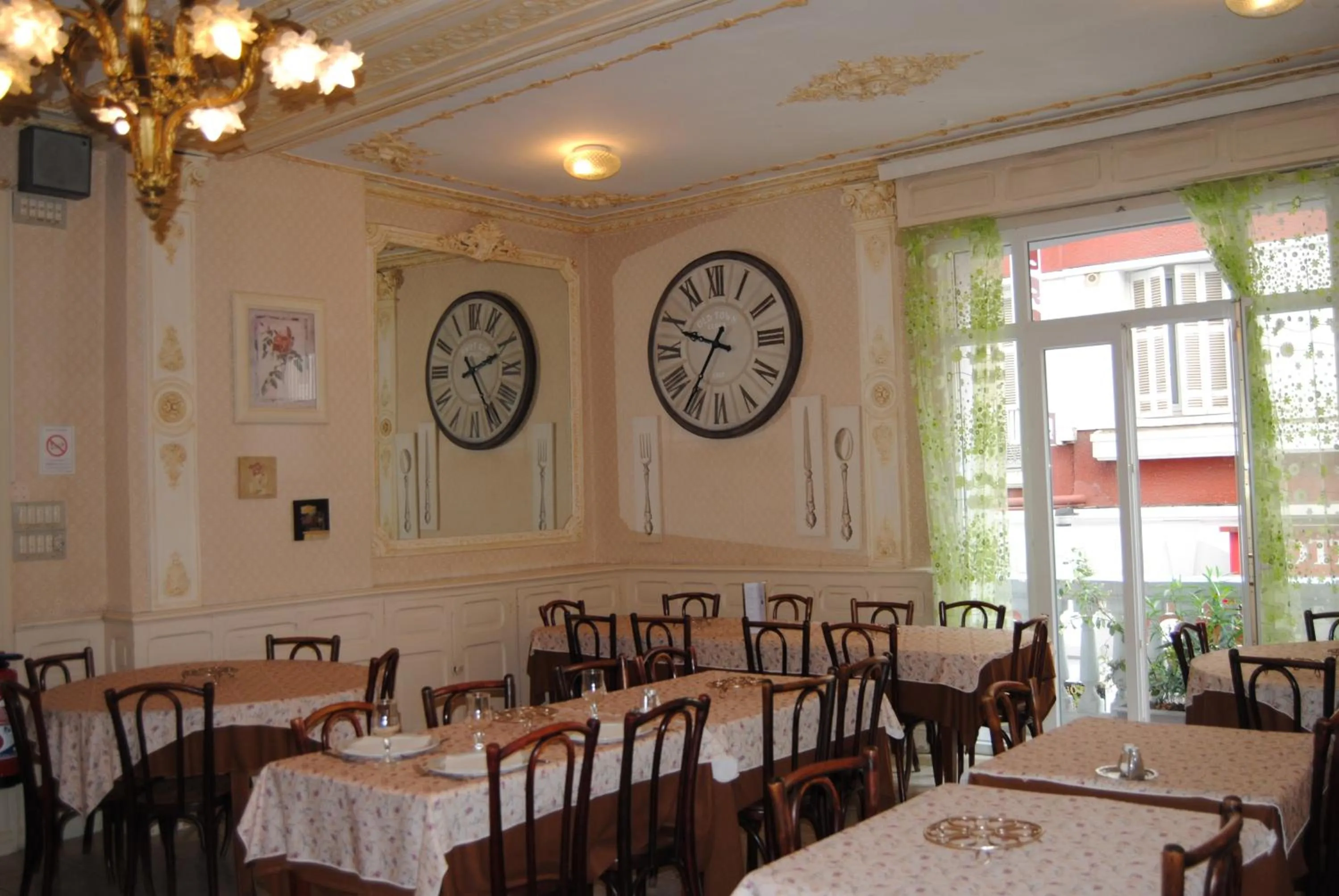 Restaurant/places to eat in Hôtel Myosotis
