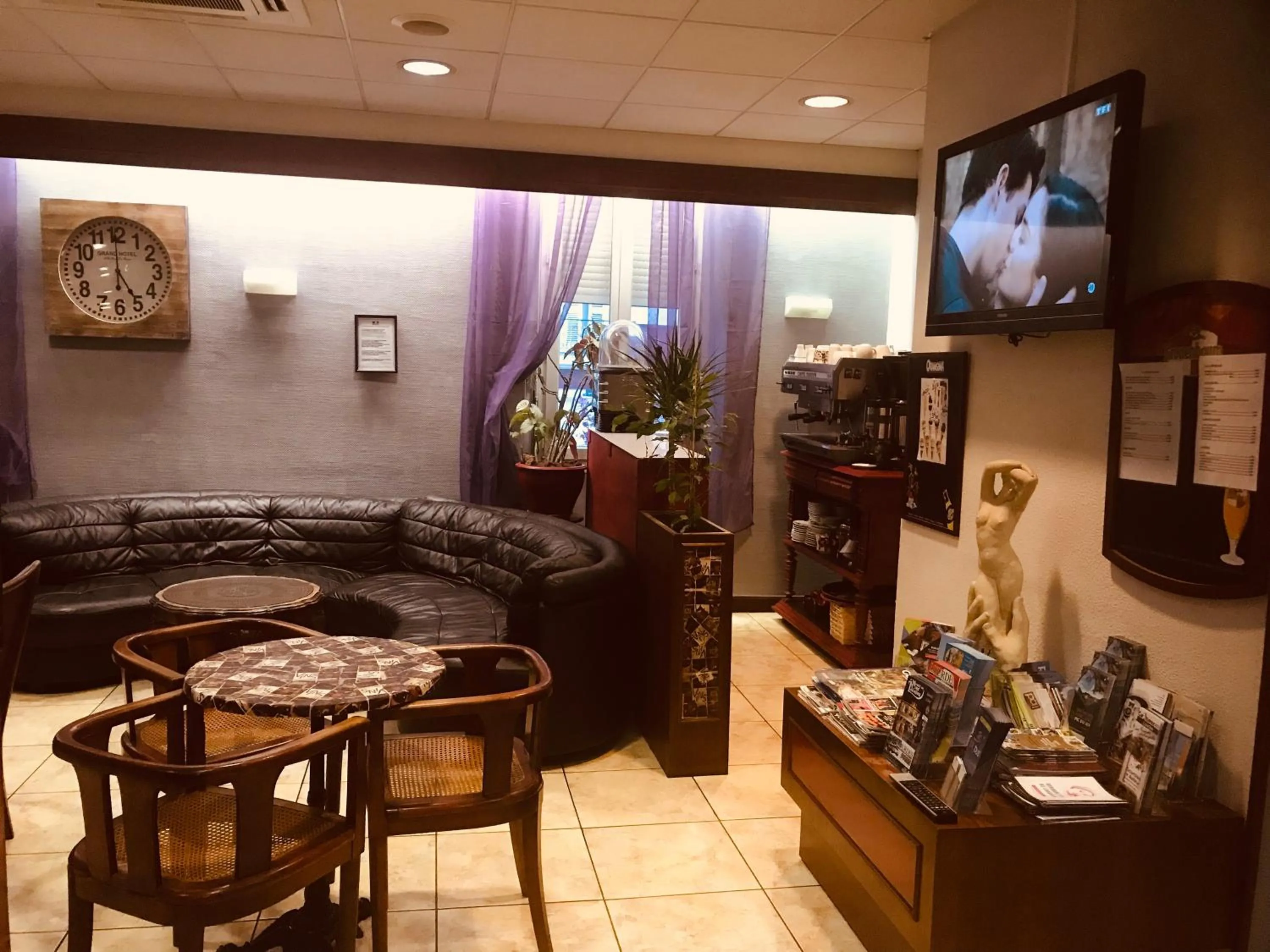 Lobby or reception in Hôtel Myosotis