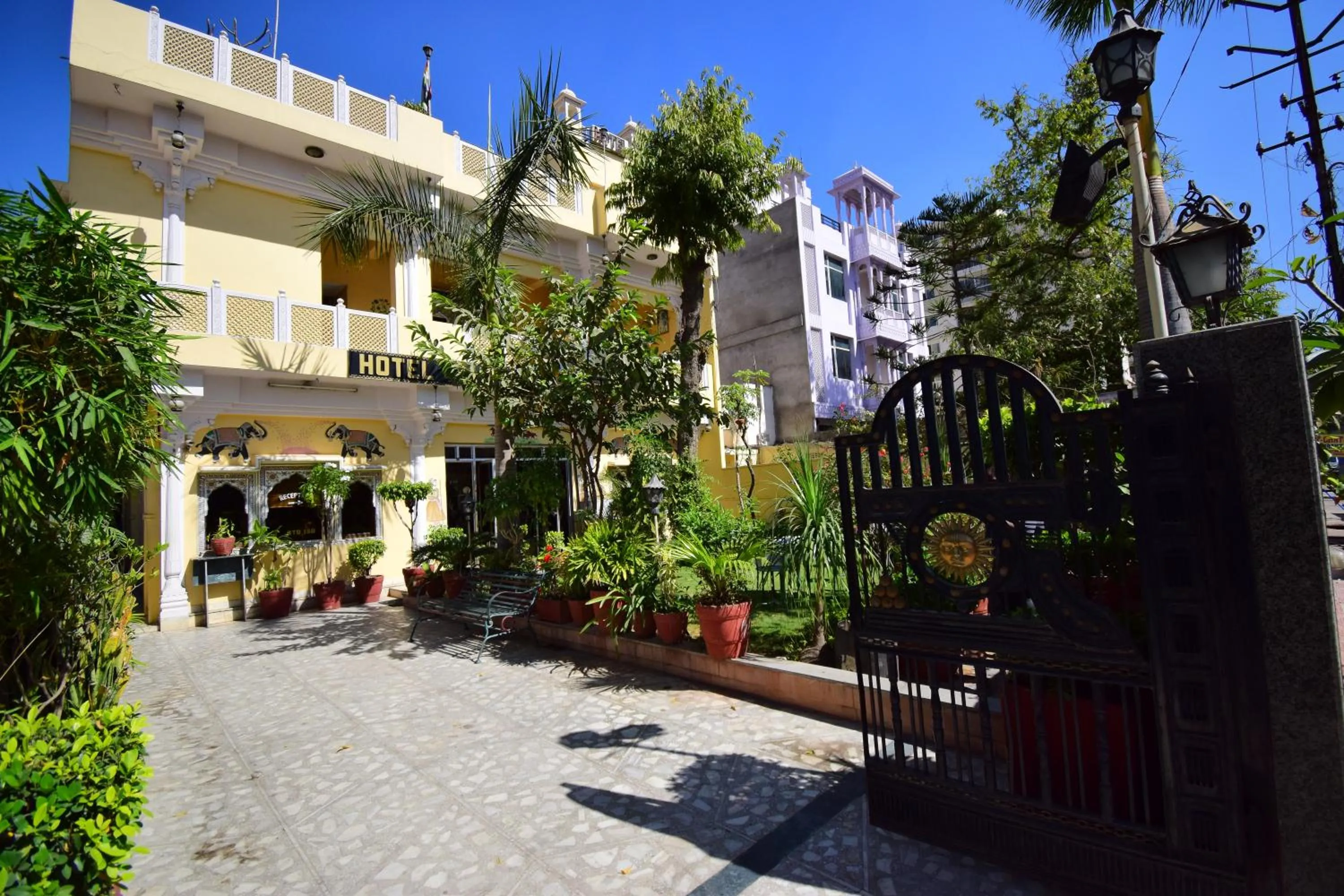 Property building in Hotel Bani Park Palace