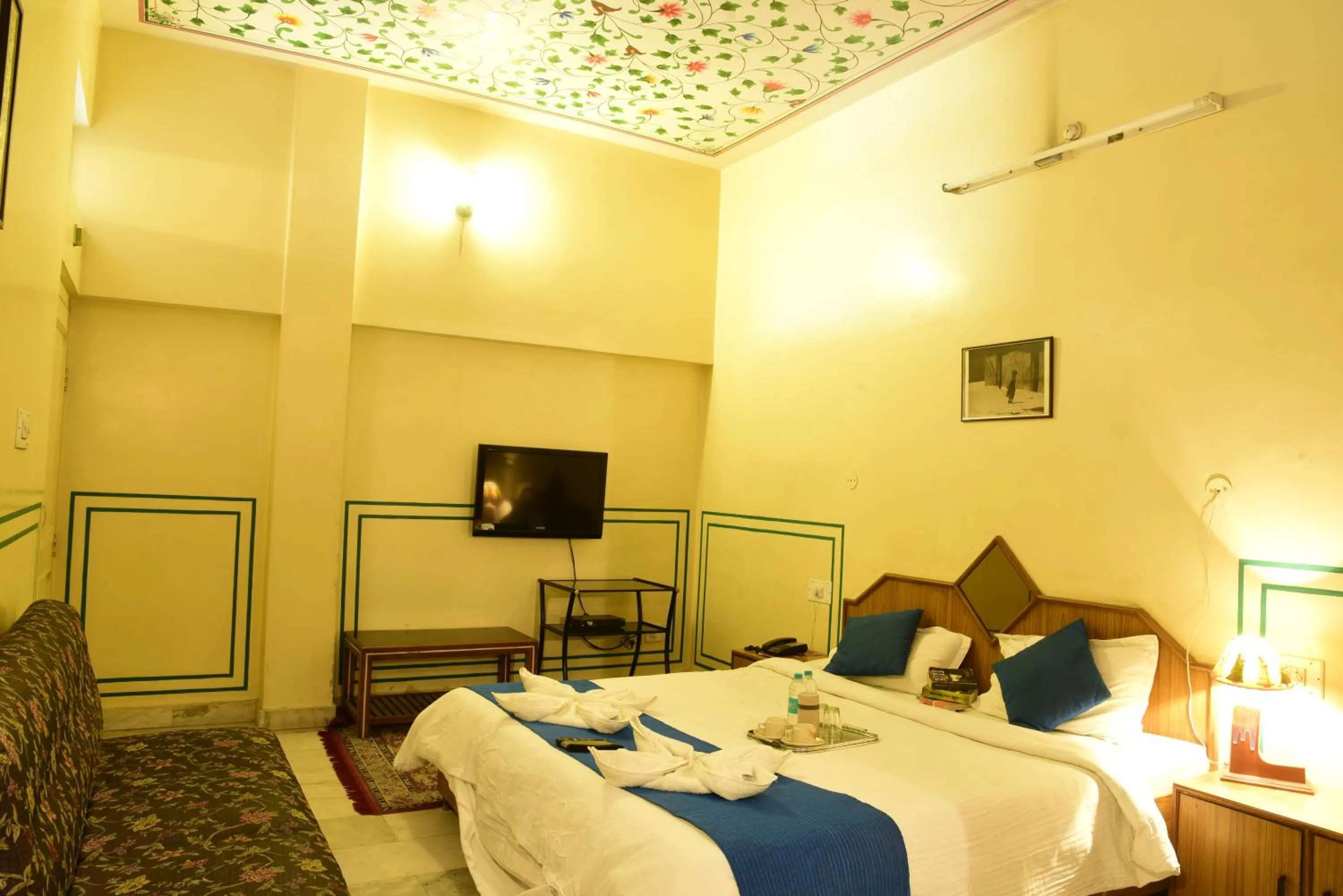 Shower, Bed in Hotel Bani Park Palace