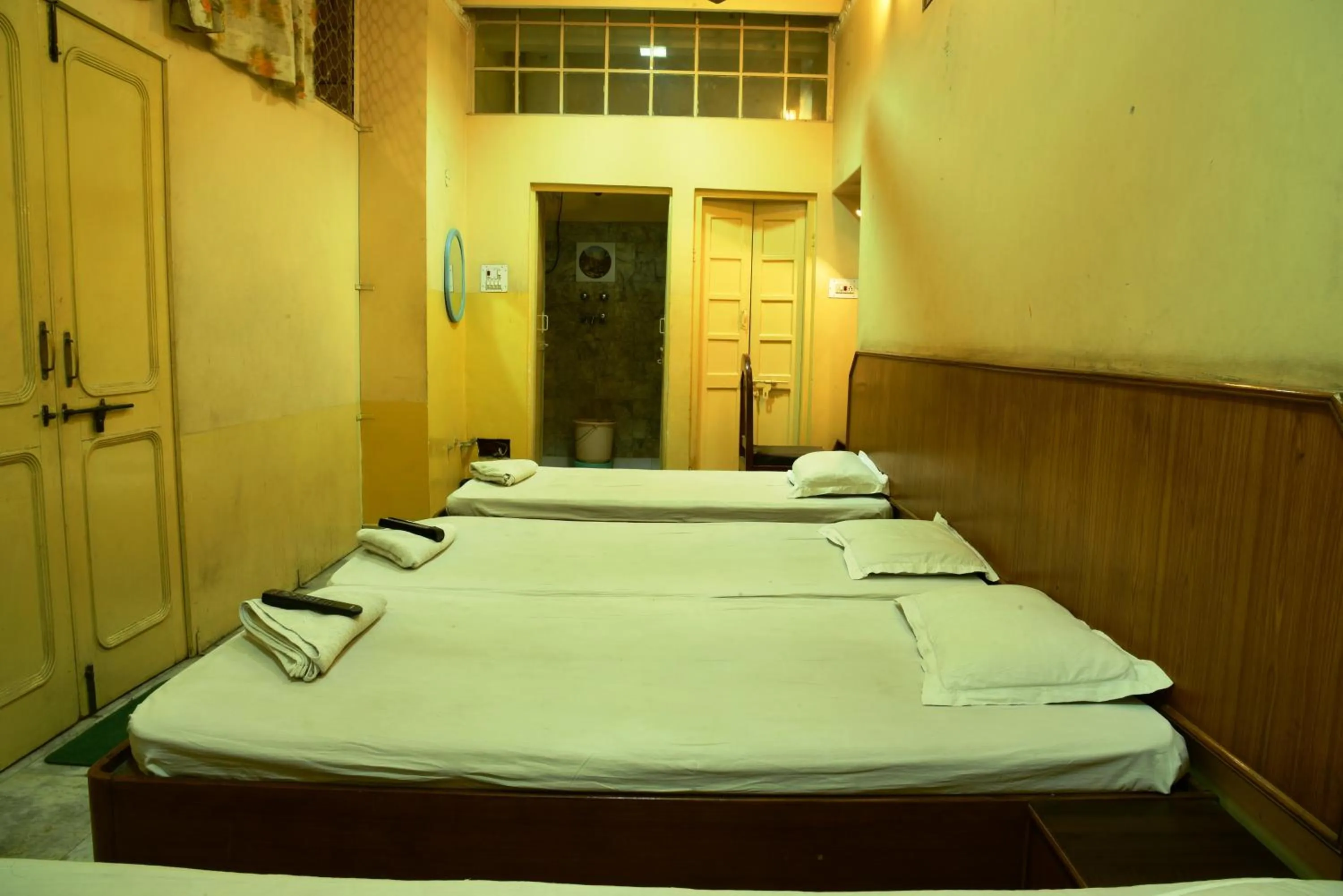 Shower, Bed in Hotel Bani Park Palace