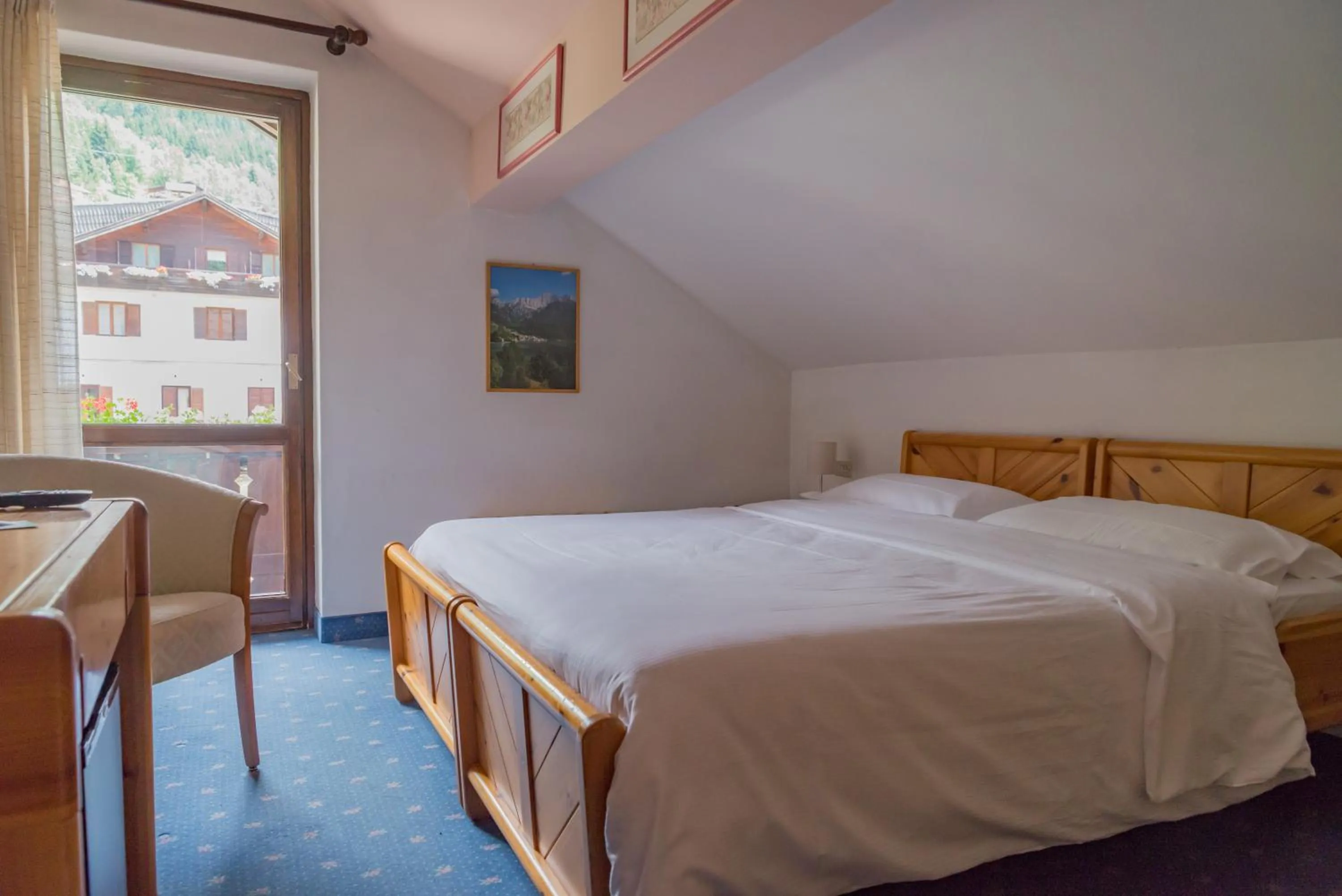 Photo of the whole room, Bed in Sporthotel Europa Sul Lago