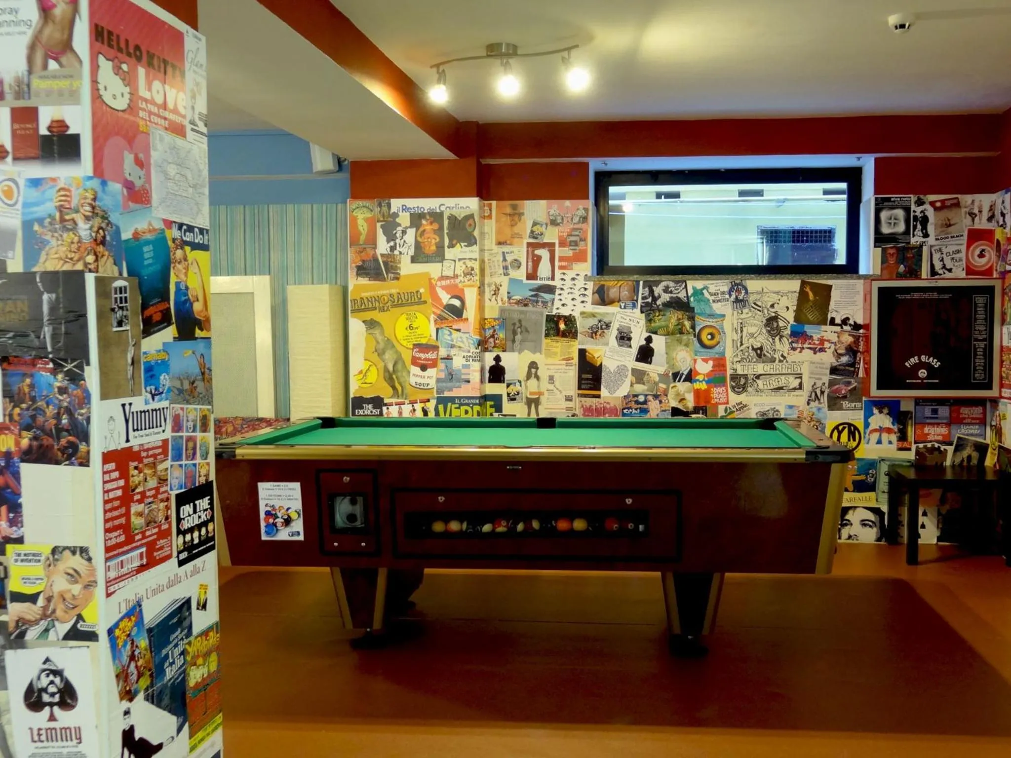 Communal lounge/ TV room in Hotel Elba