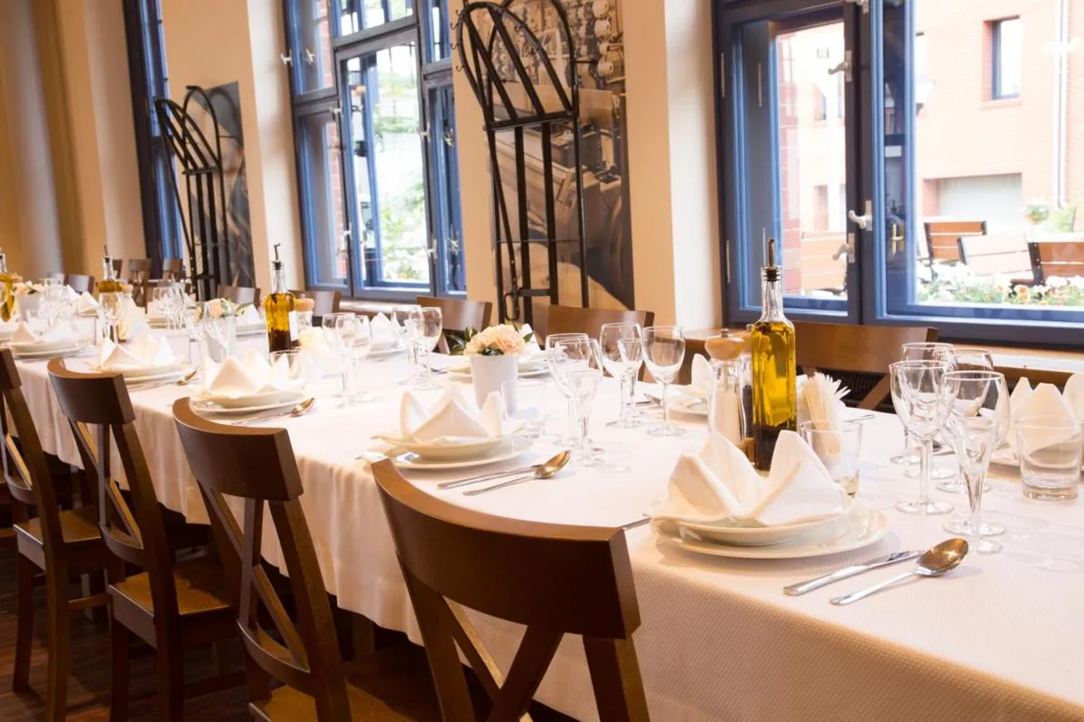 Restaurant/places to eat in Glas-Hotel 4*