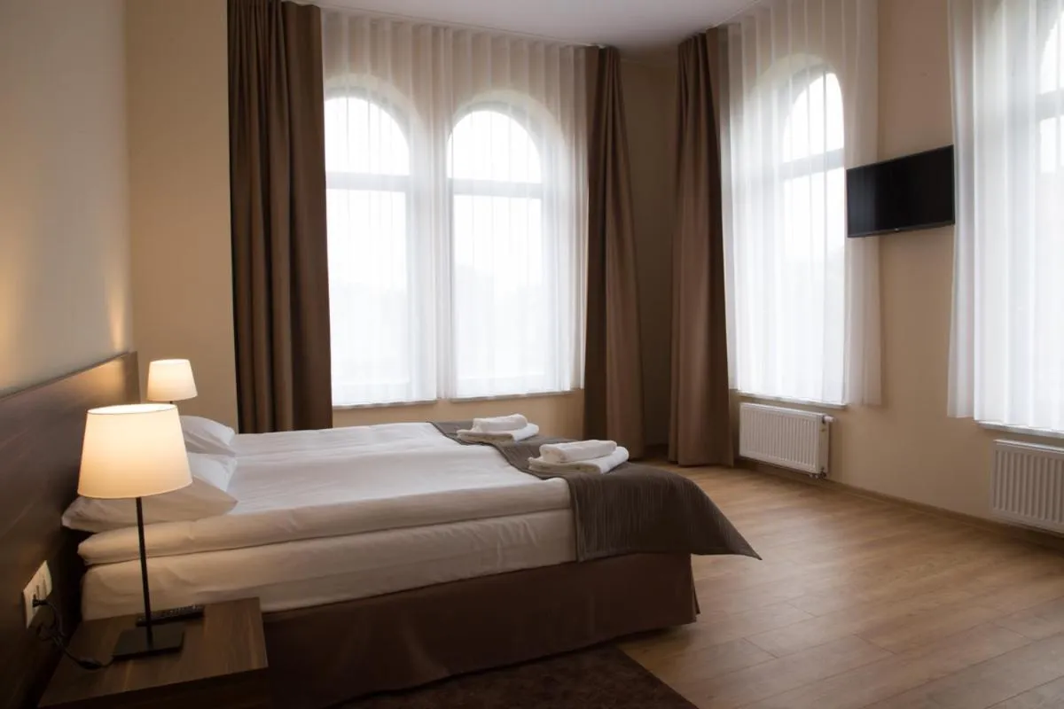 Bed in Glas-Hotel 4*