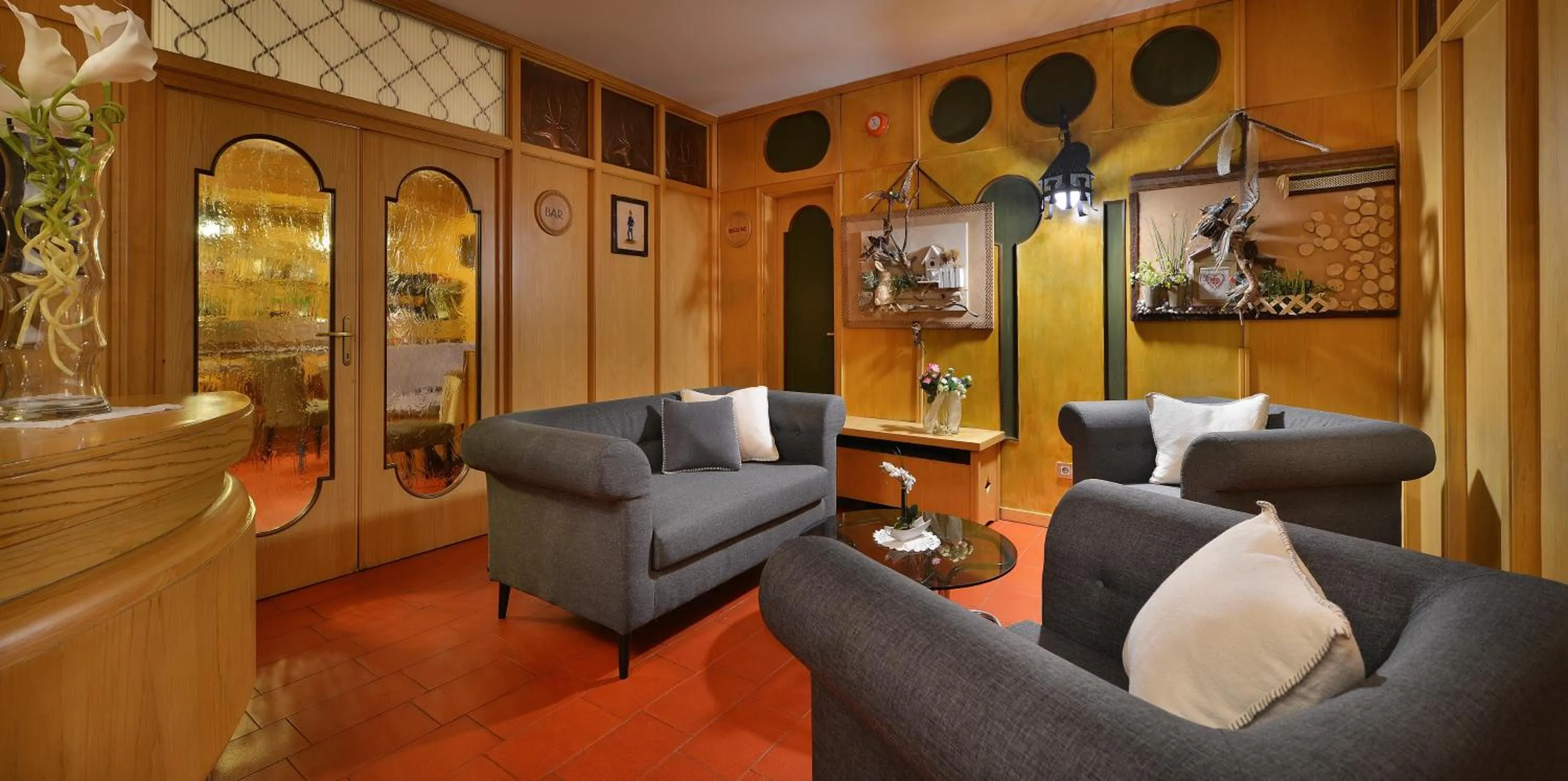 Communal lounge/ TV room in Hotel Loredana