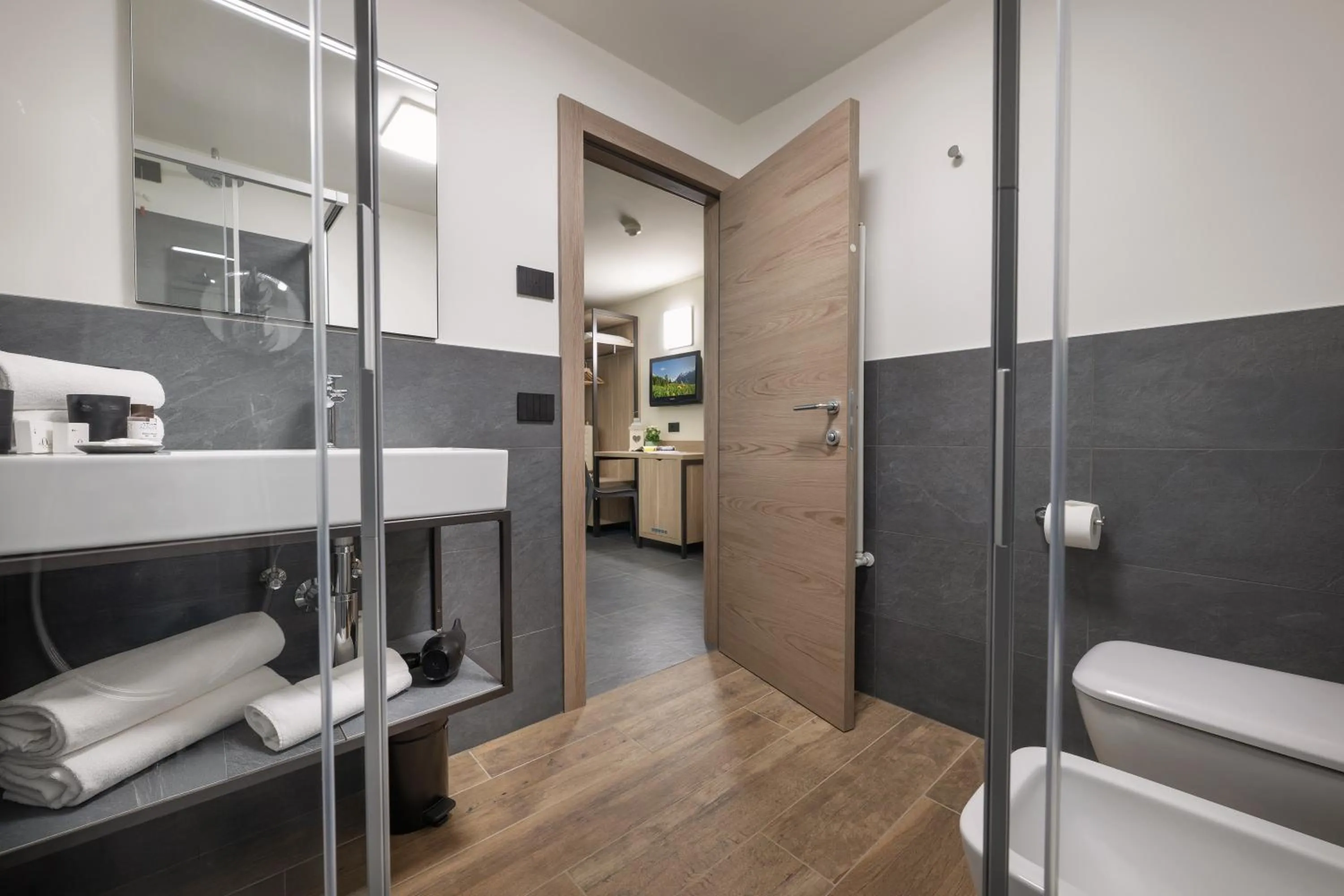 Bathroom, Bed in Hotel Loredana