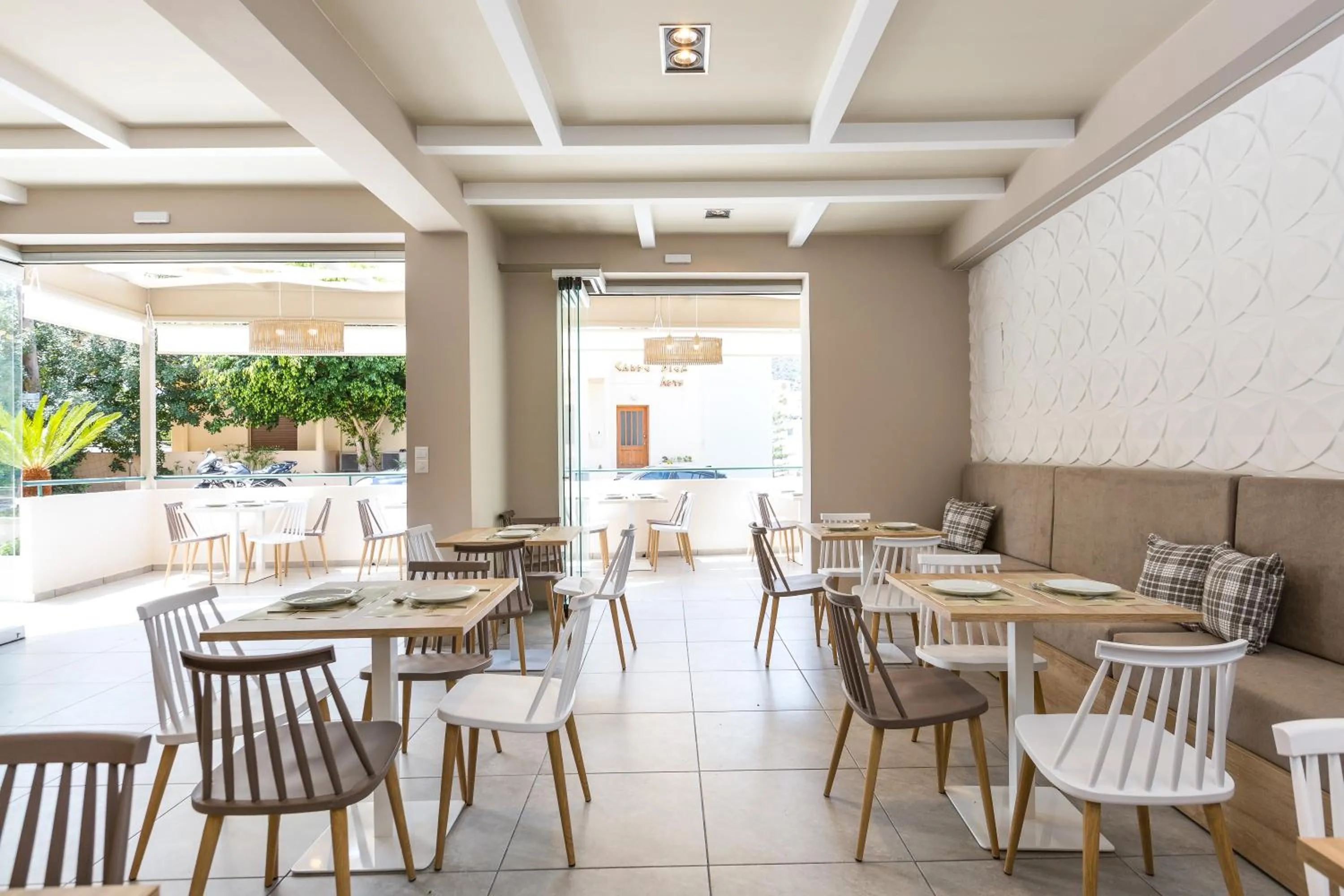 Restaurant/places to eat in Amalia Apartments