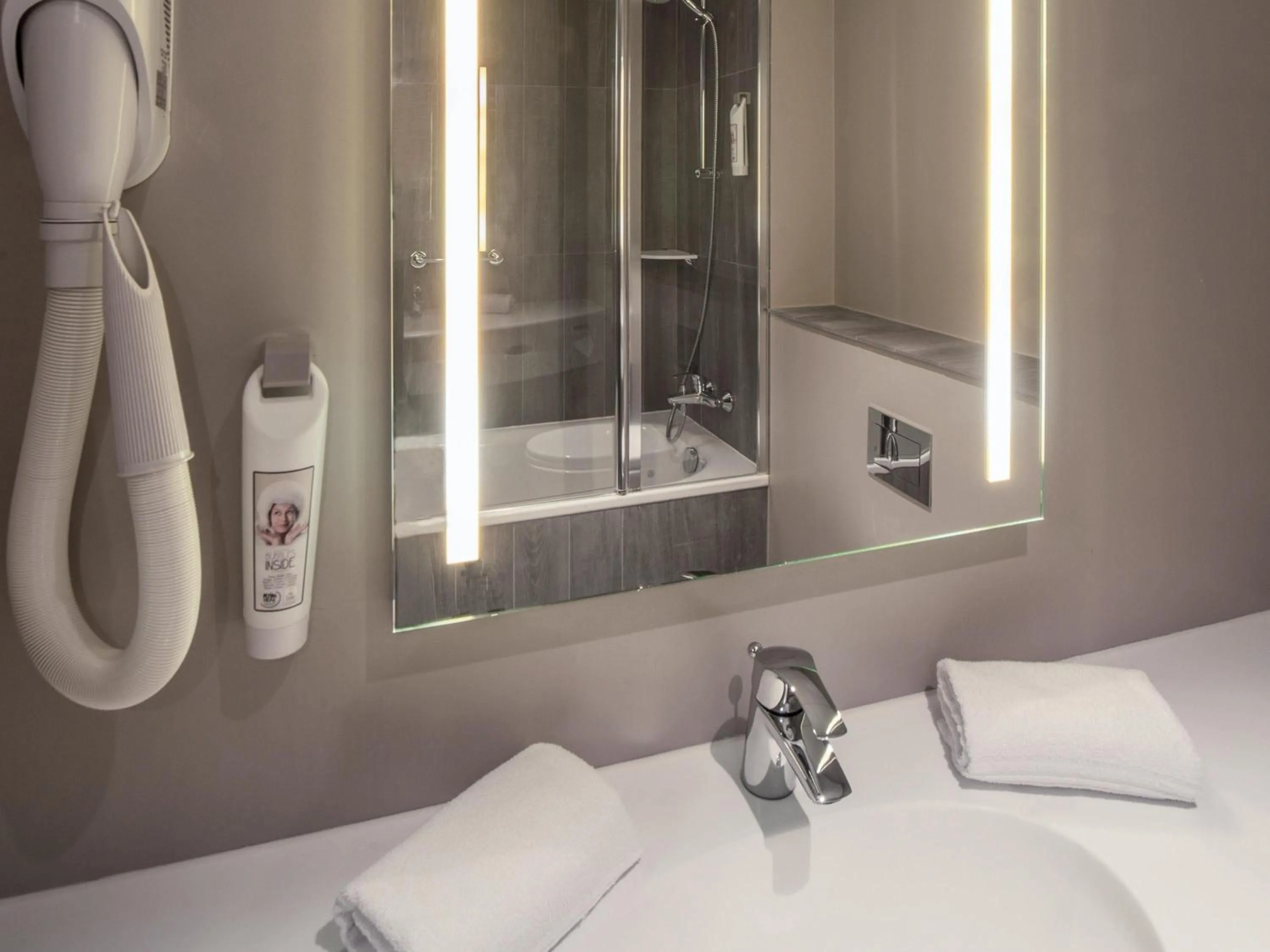 Bedroom in Ibis Poznan Centrum