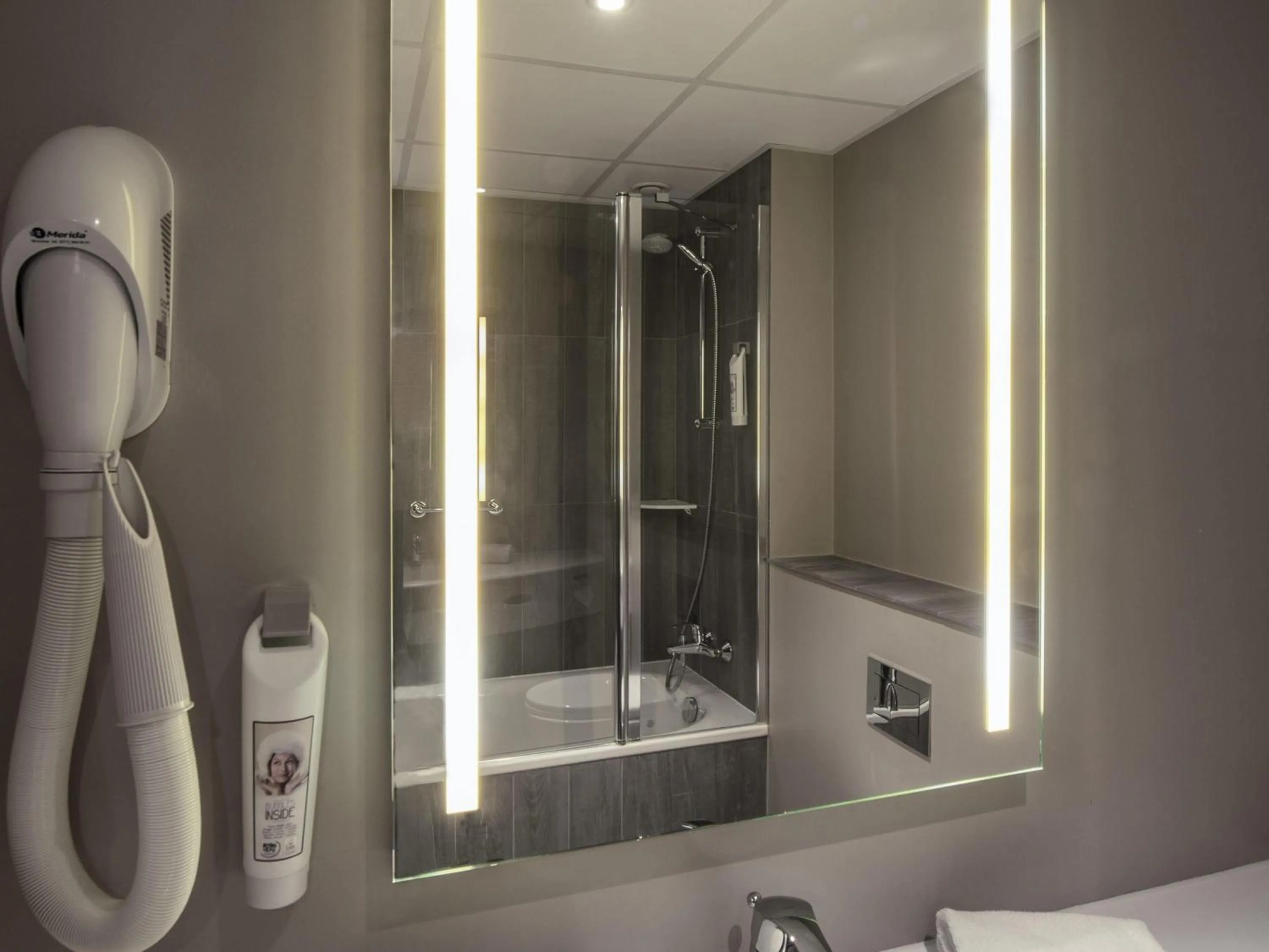 Bedroom in Ibis Poznan Centrum