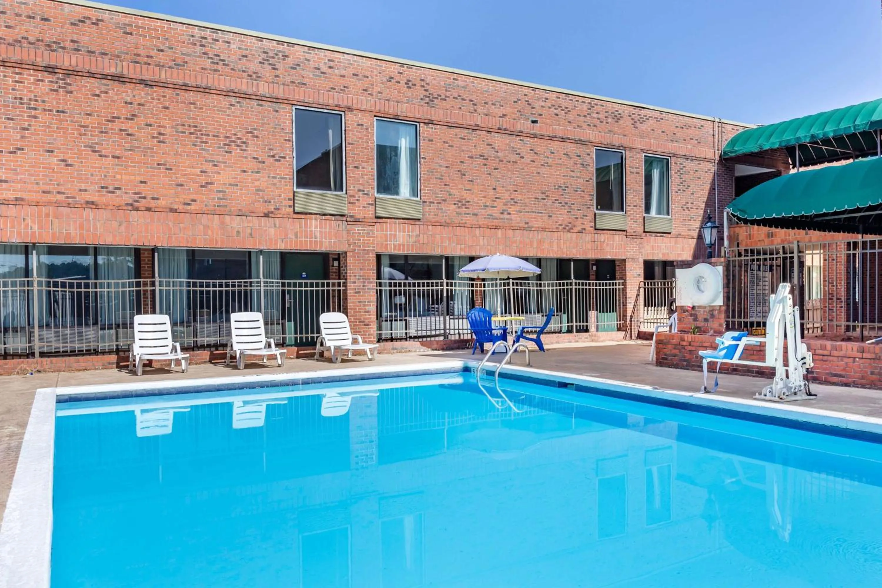 Pool view in Days Inn & Suites by Wyndham Rocky Mount Golden East