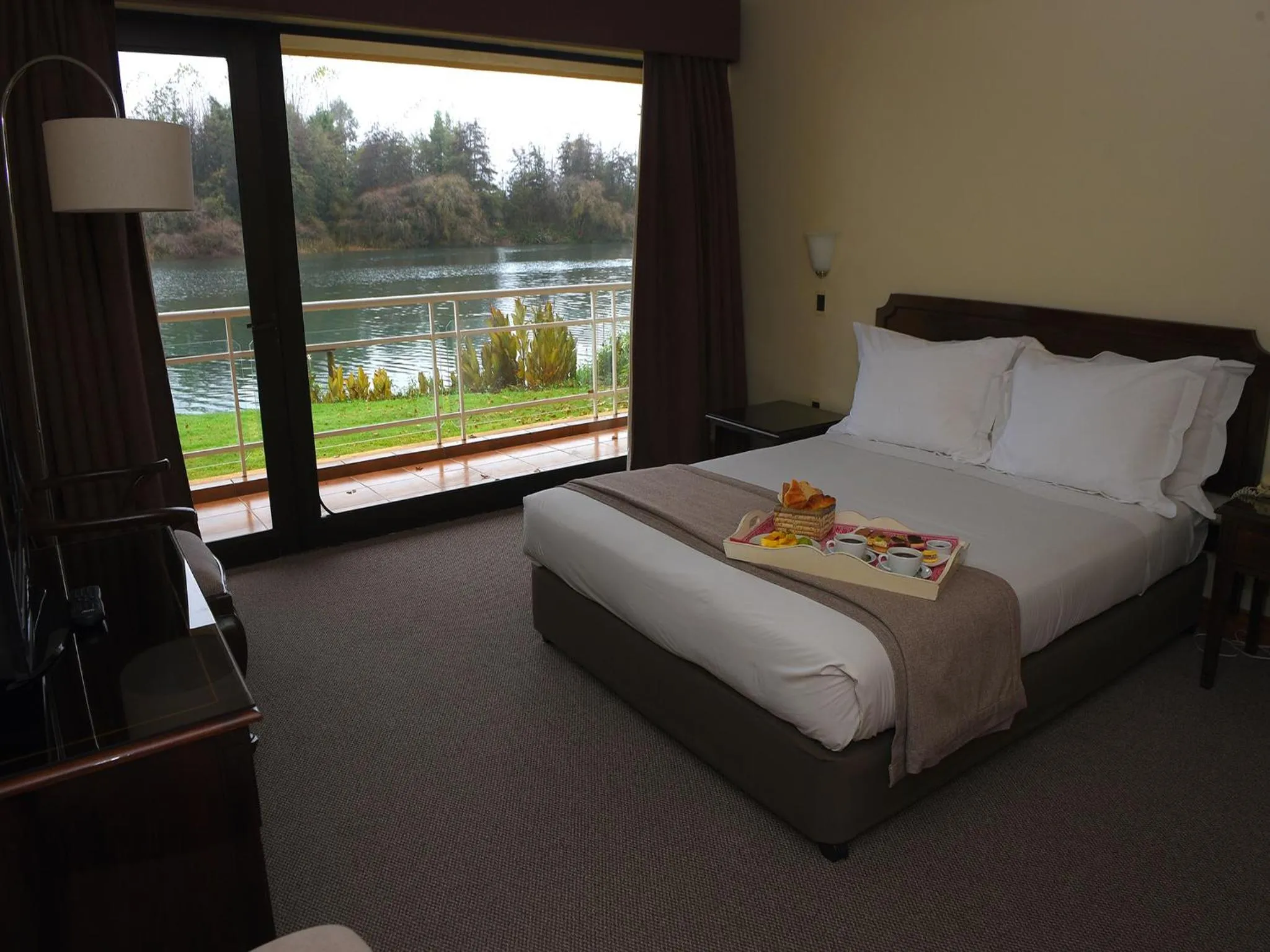 Balcony/Terrace, Bed in Hotel Naguilan