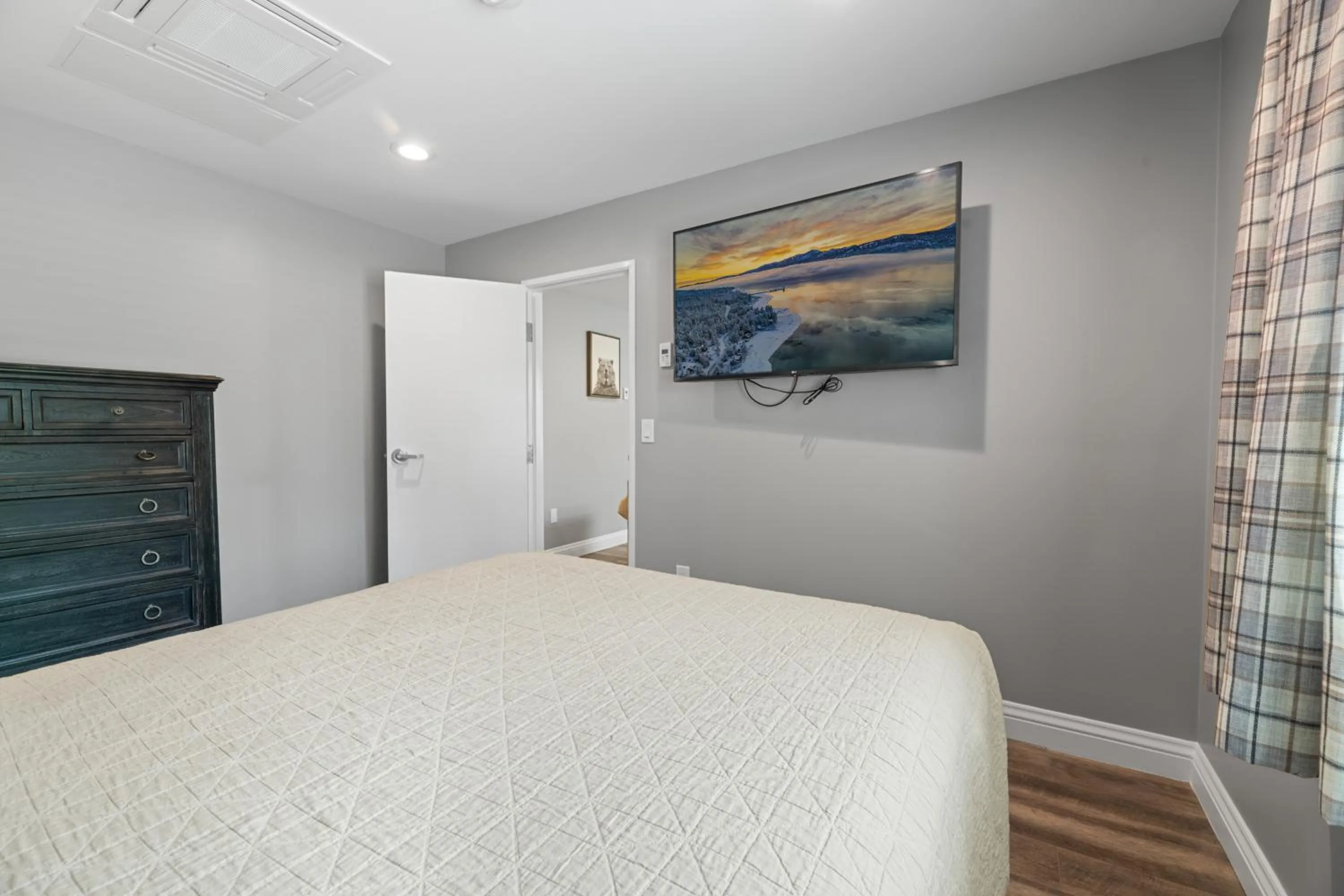 Bedroom, Bed in Big Bear Frontier