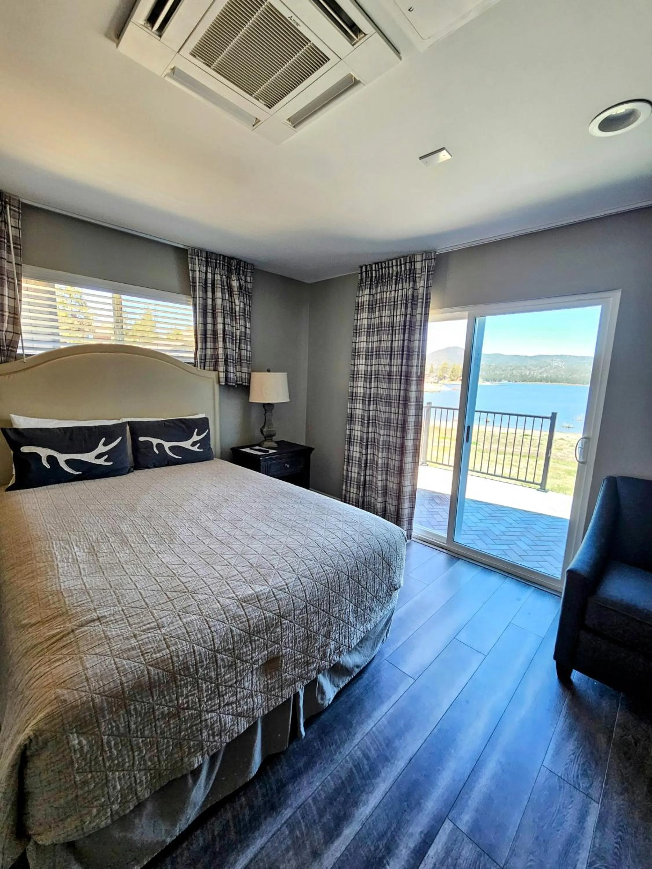 Bedroom, Bed in Big Bear Frontier