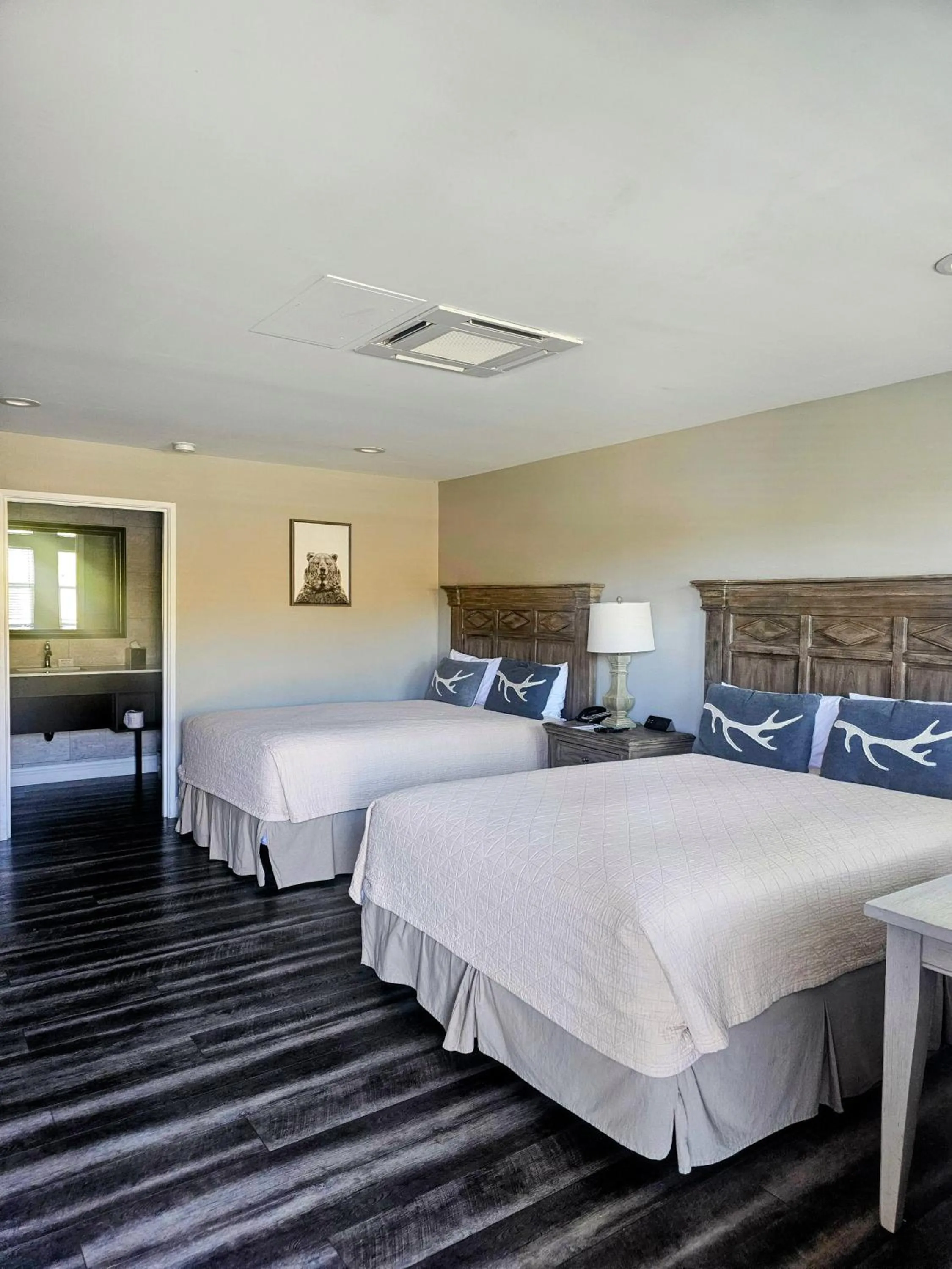 Kitchen or kitchenette, Bed in Big Bear Frontier