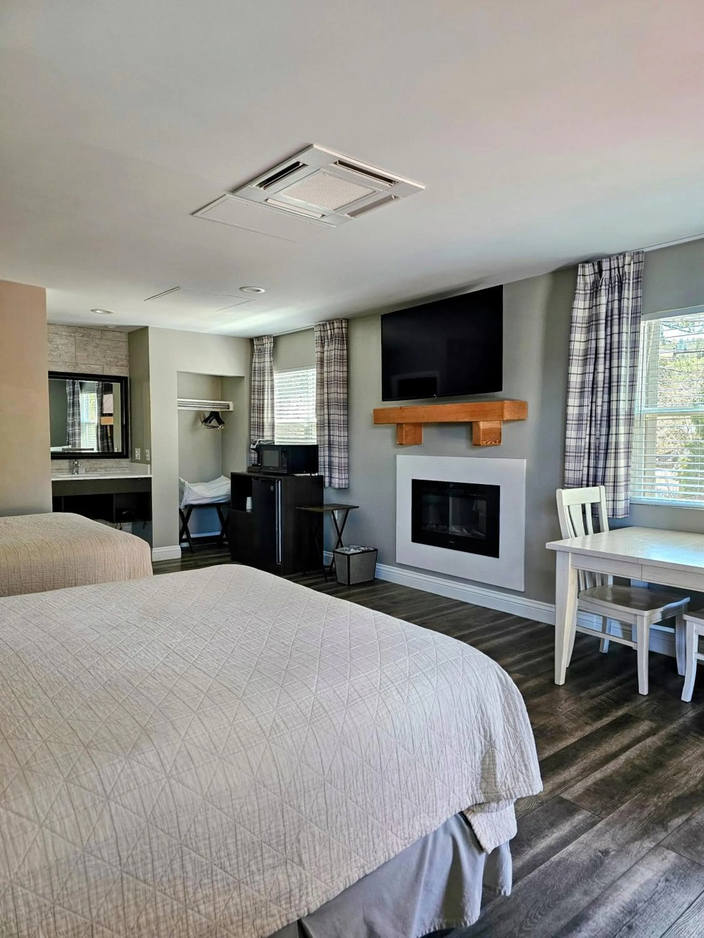 Bedroom, Bed in Big Bear Frontier