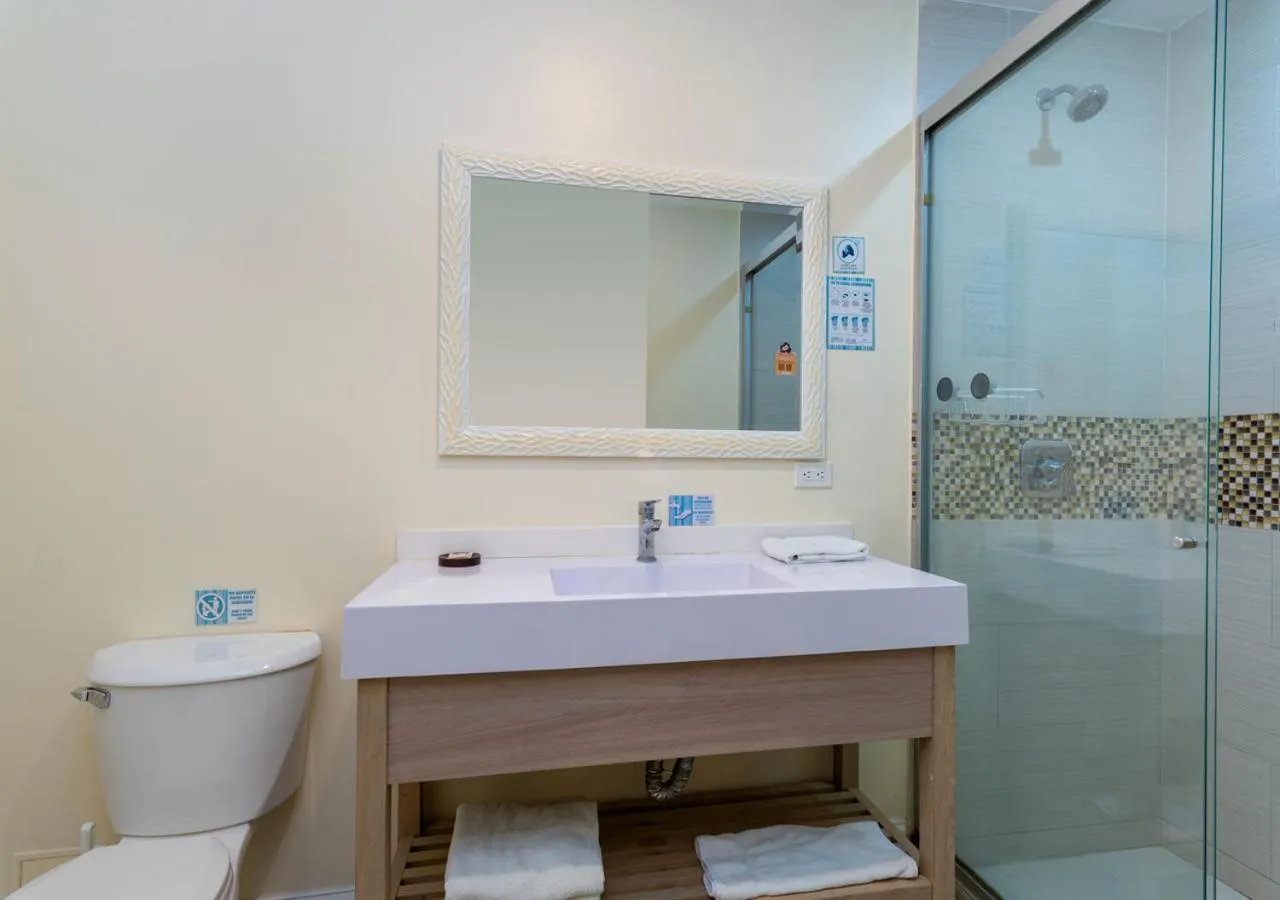 Bathroom in Aqualina Inn