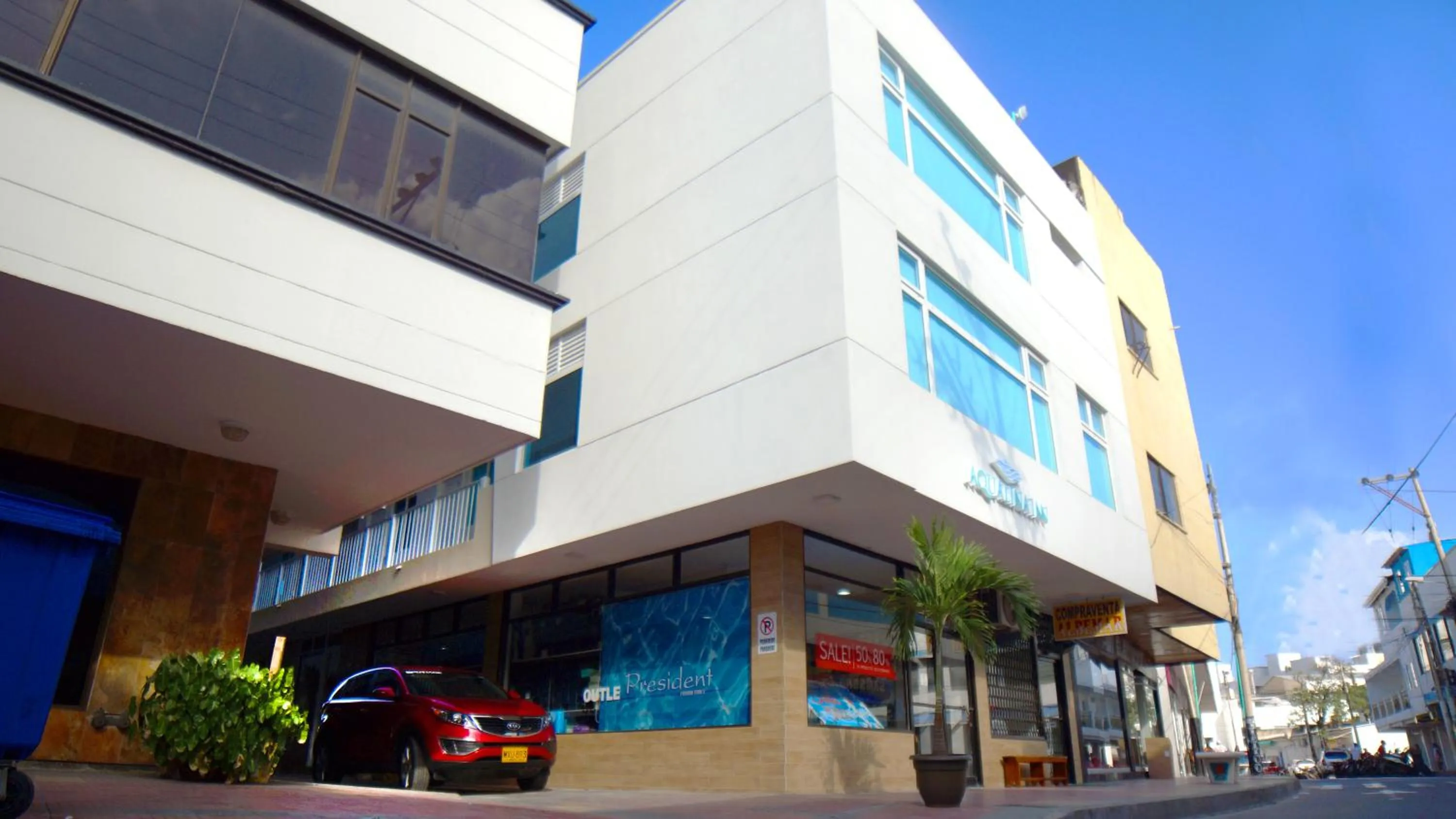 Facade/entrance in Aqualina Inn