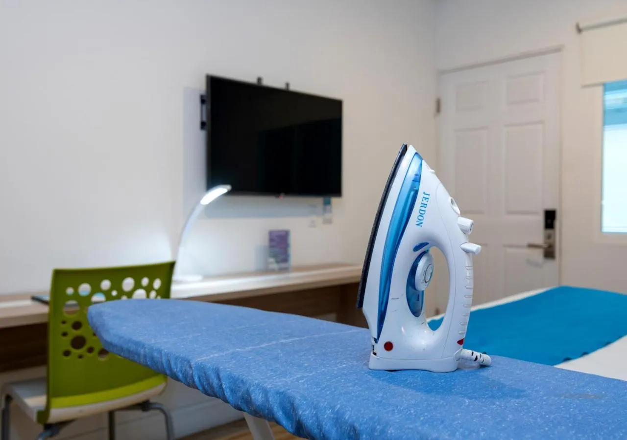 furniture, Bed in Aqualina Inn