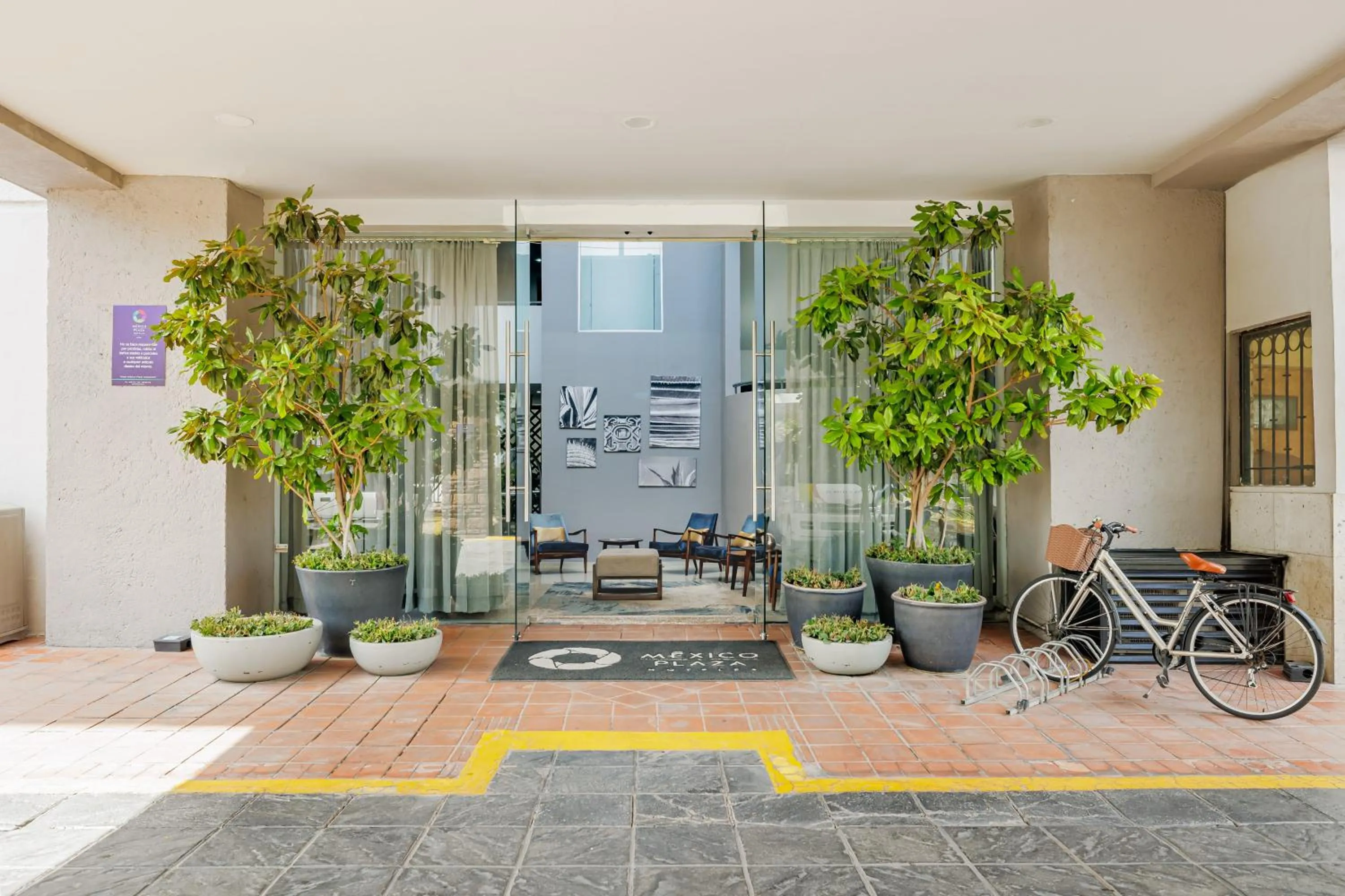 Facade/entrance in Hotel Suites México Plaza León Campestre