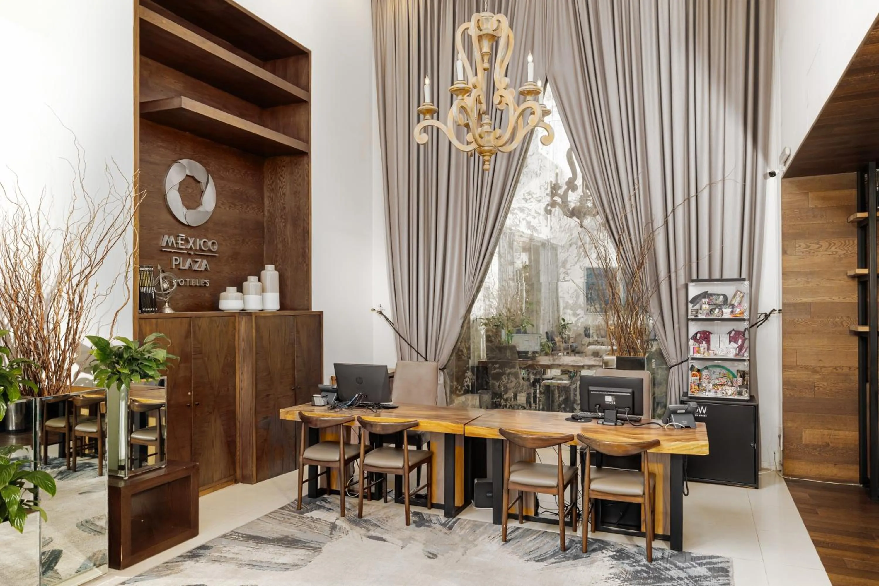 Lobby or reception in Hotel Suites México Plaza León Campestre