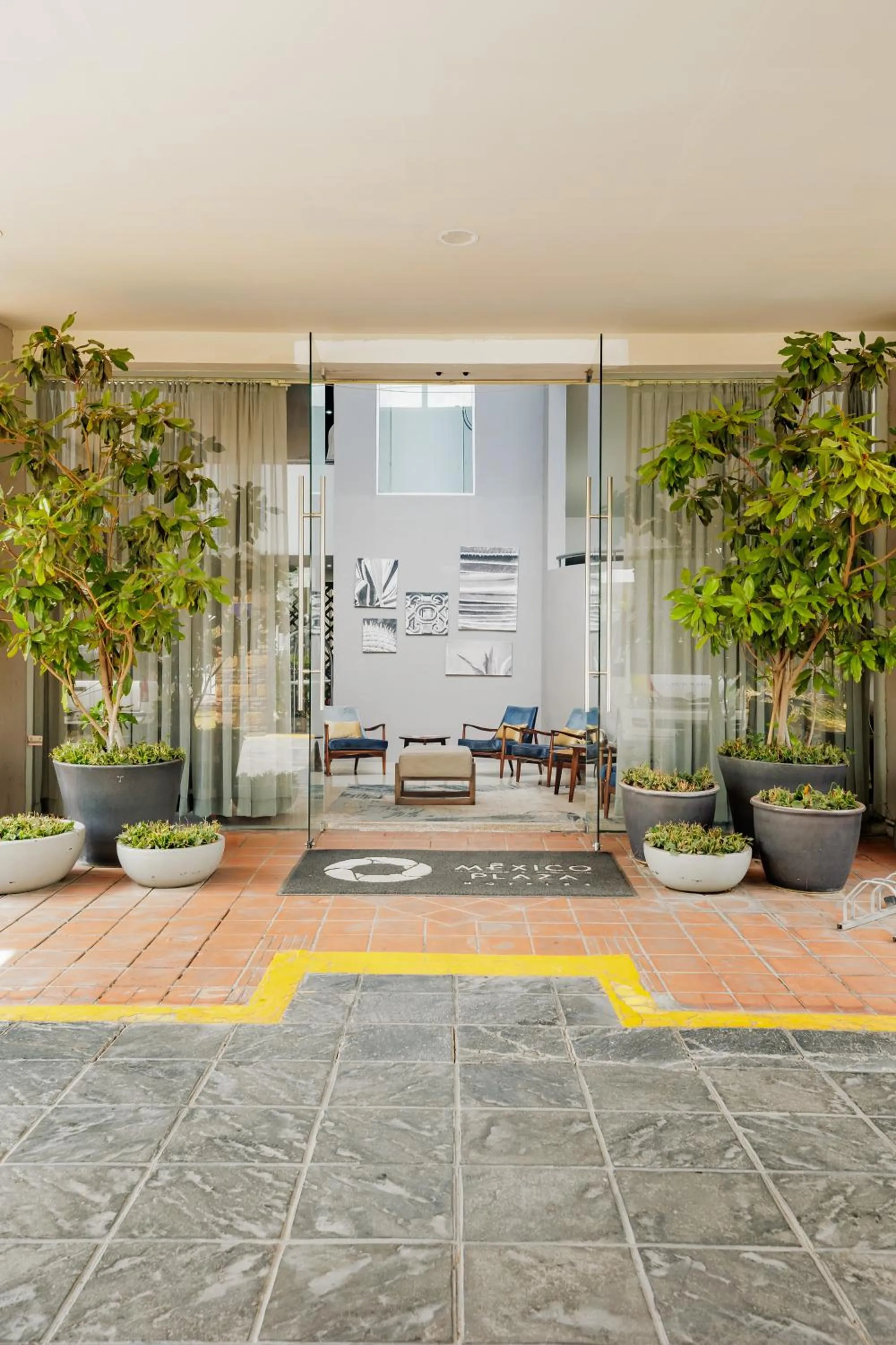 Facade/entrance in Hotel Suites México Plaza León Campestre