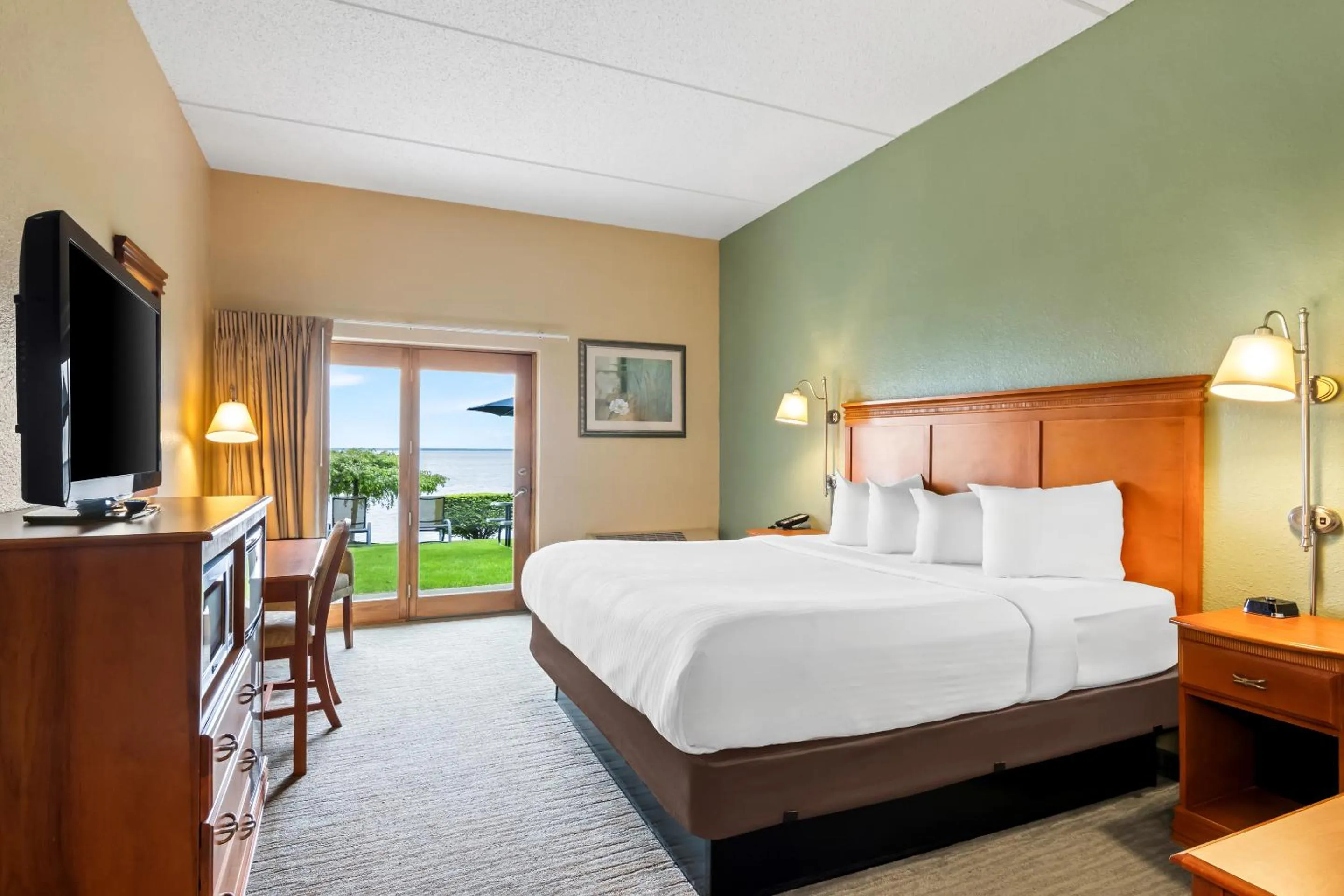 Bed in Beachfront Hotel Houghton Lake