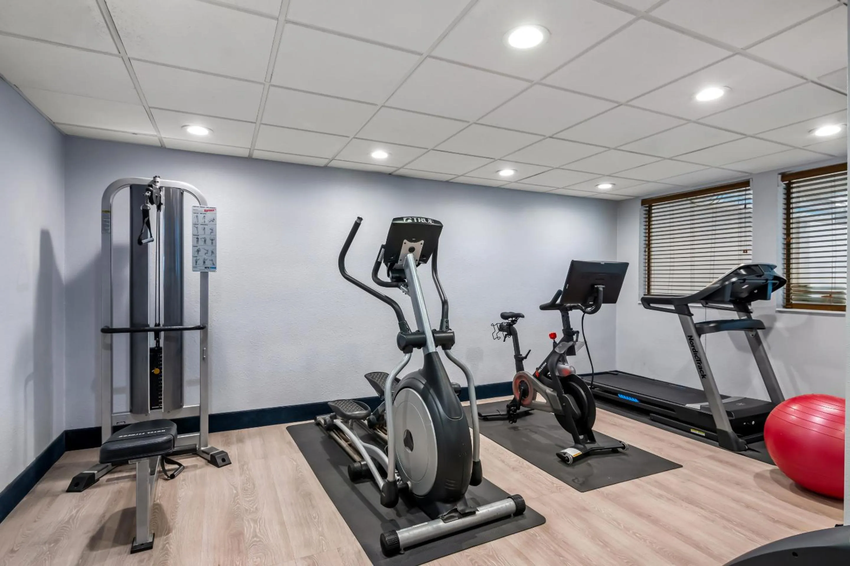 Fitness centre/facilities in Beachfront Hotel Houghton Lake