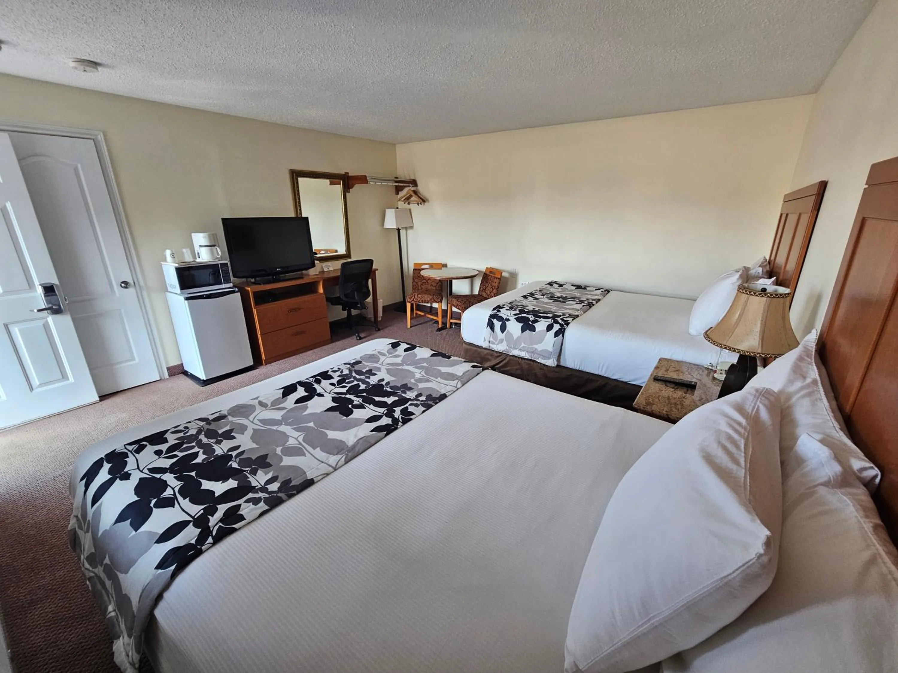 Photo of the whole room, Bed in Huntsville Inn