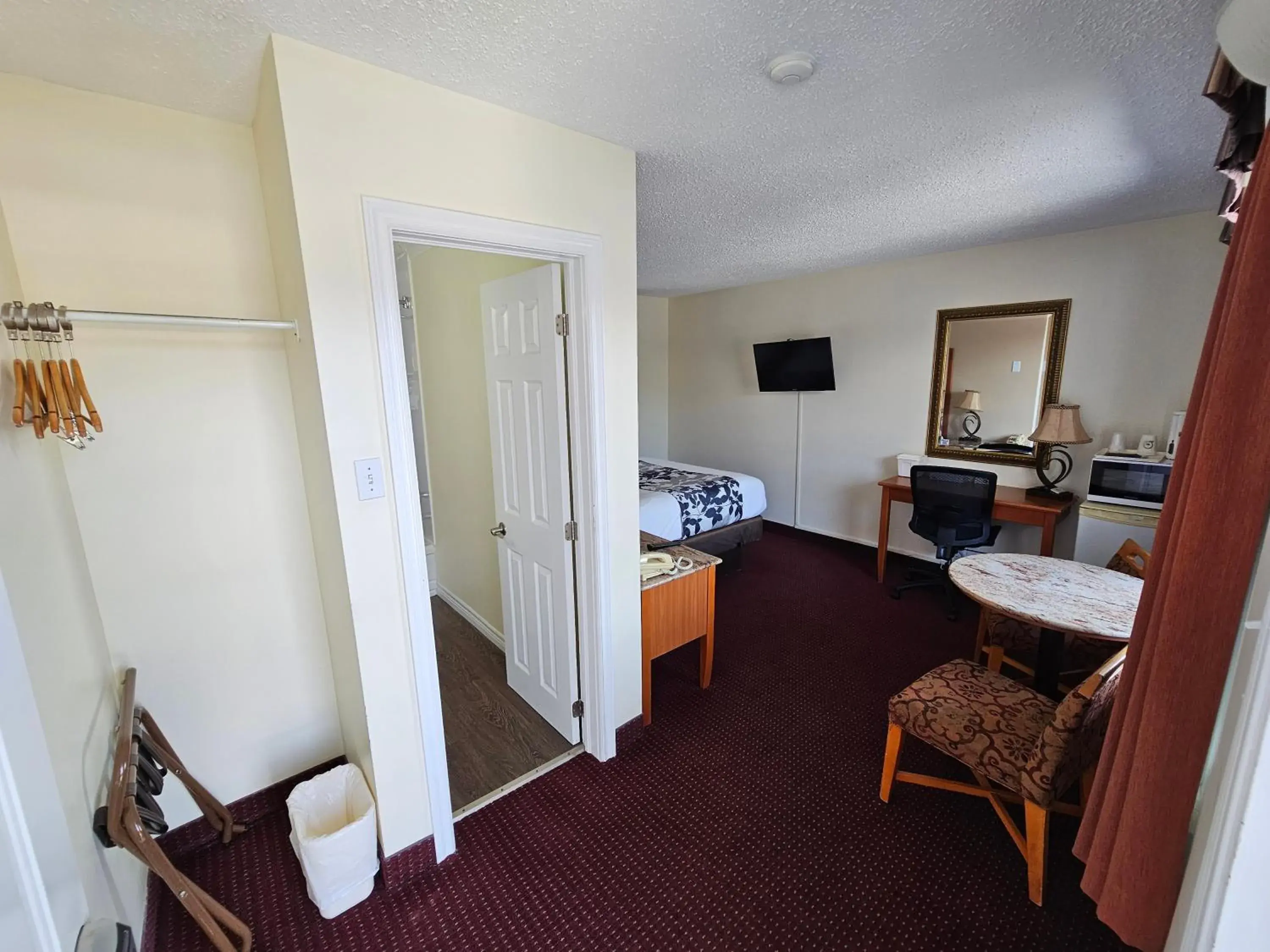 Queen Room in Huntsville Inn Queen Room in Huntsville Inn