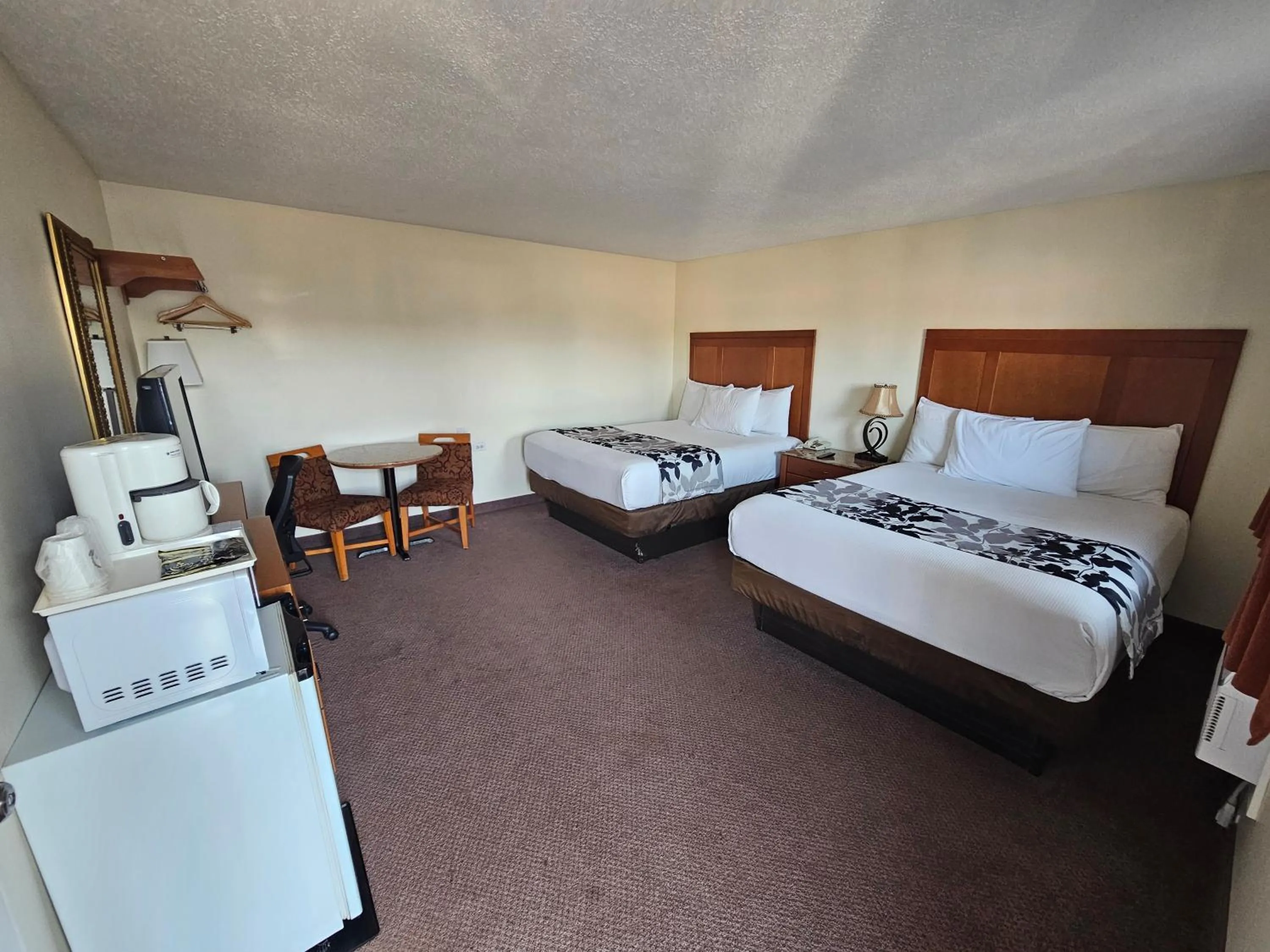 Photo of the whole room, Bed in Huntsville Inn