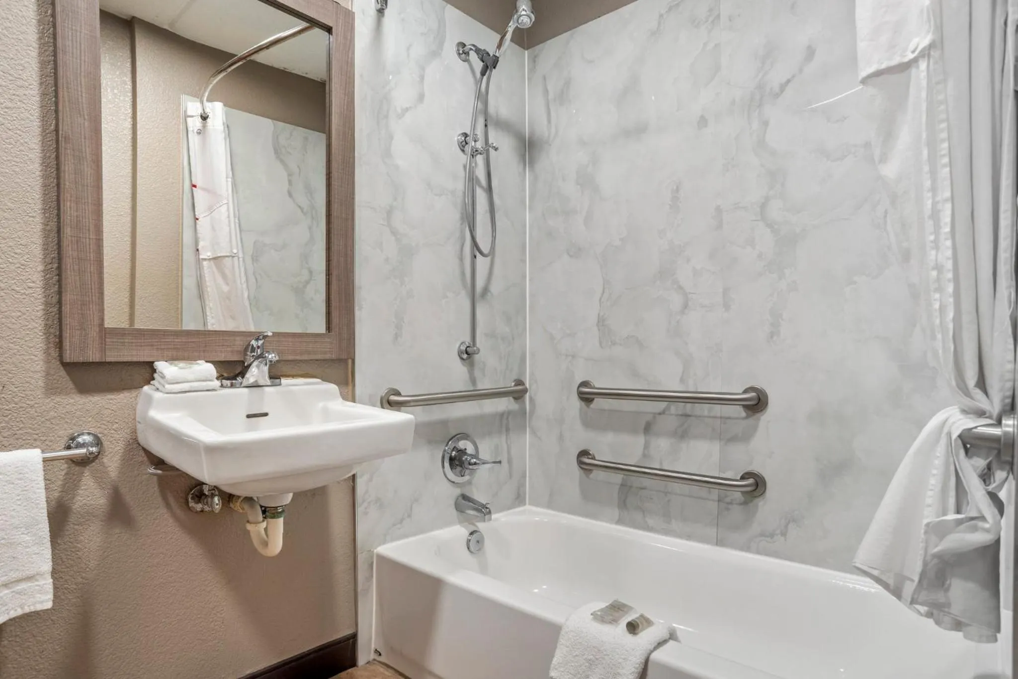 Bathroom in Red Roof Inn West Monroe